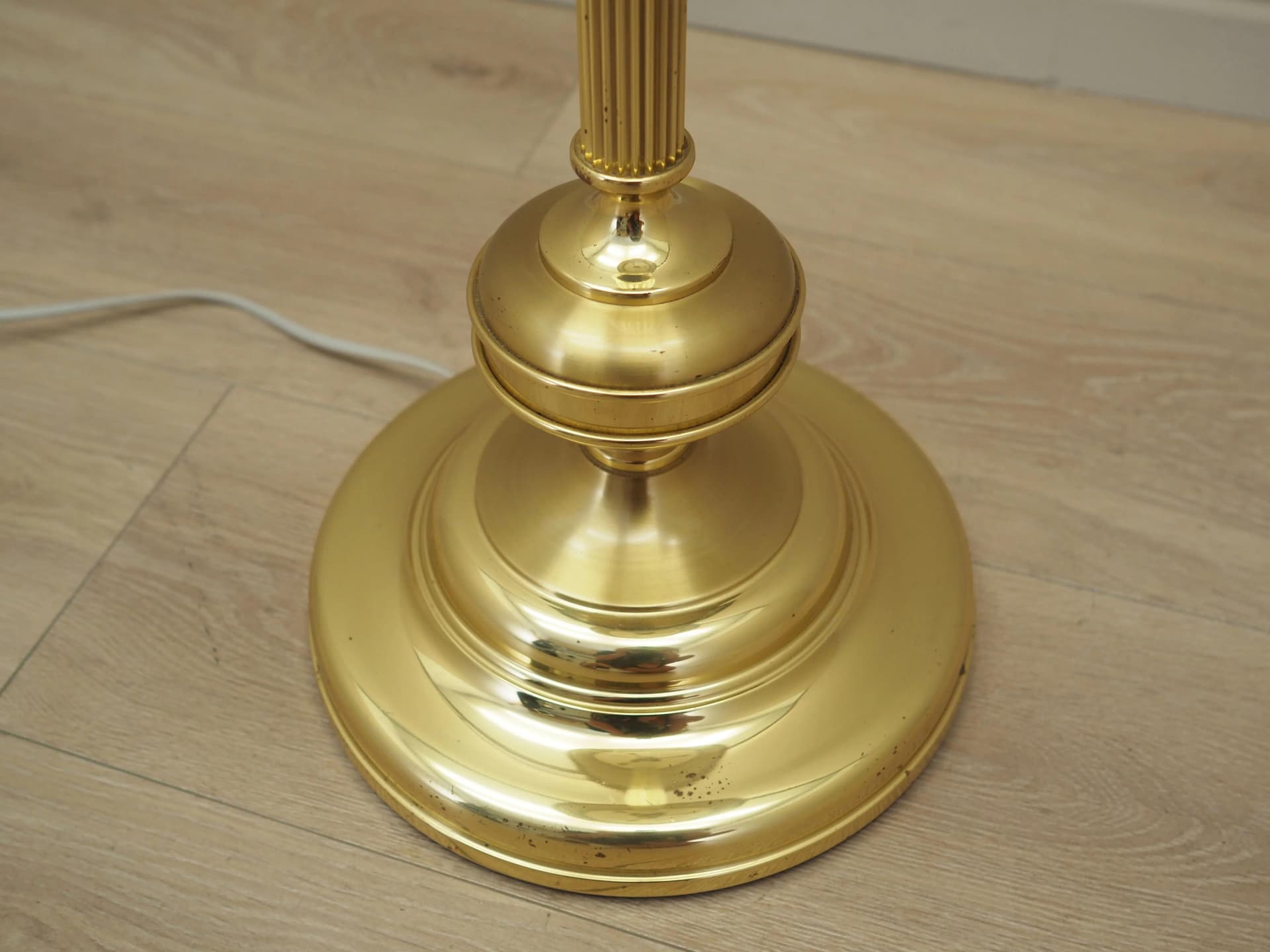 Lampa podłogowa, złoty metal, Dania, lata 70. - 42765