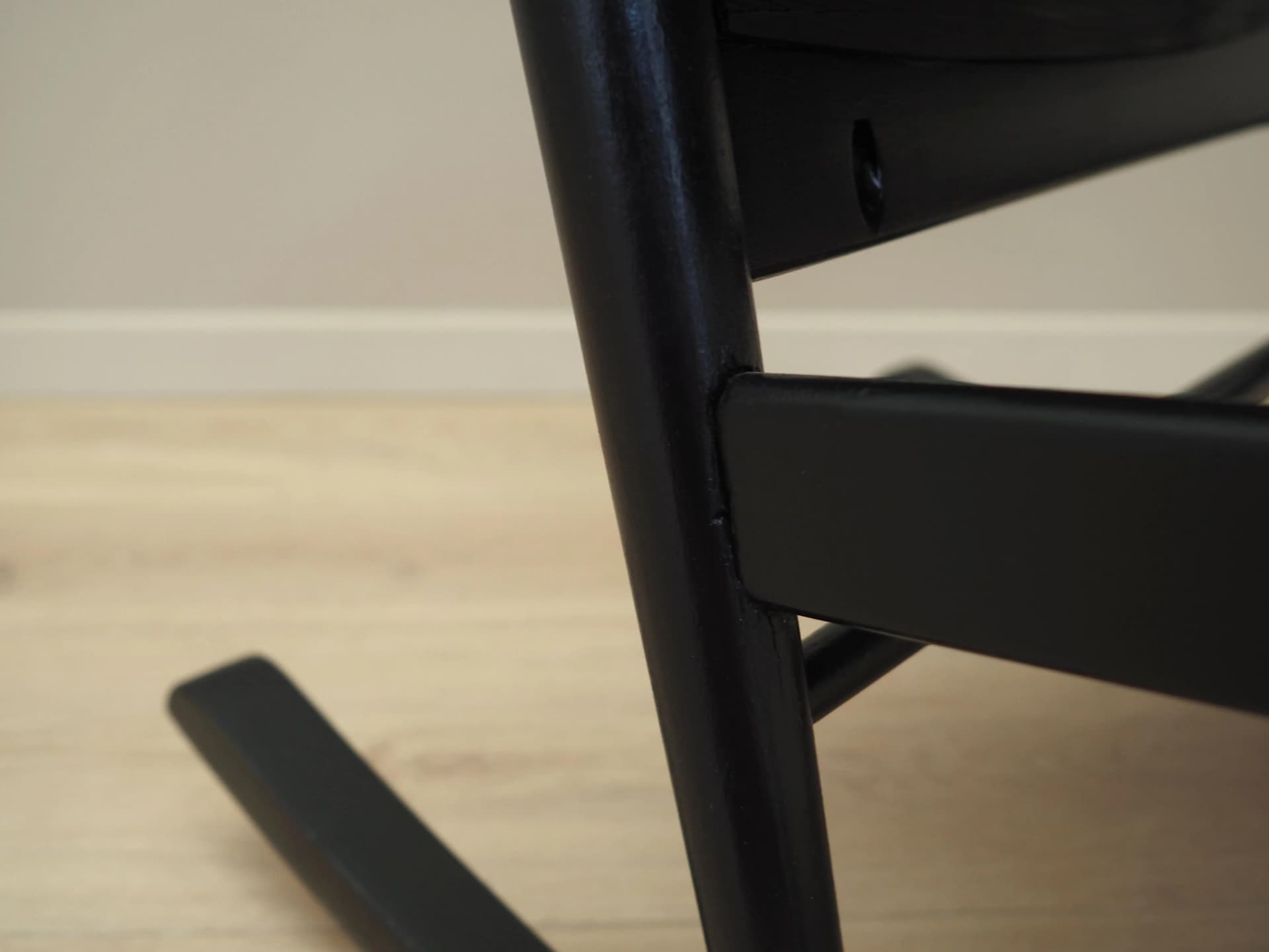 Fotel bujany, buk czarny, skóra czarna, Dania, lata 70. - 42704