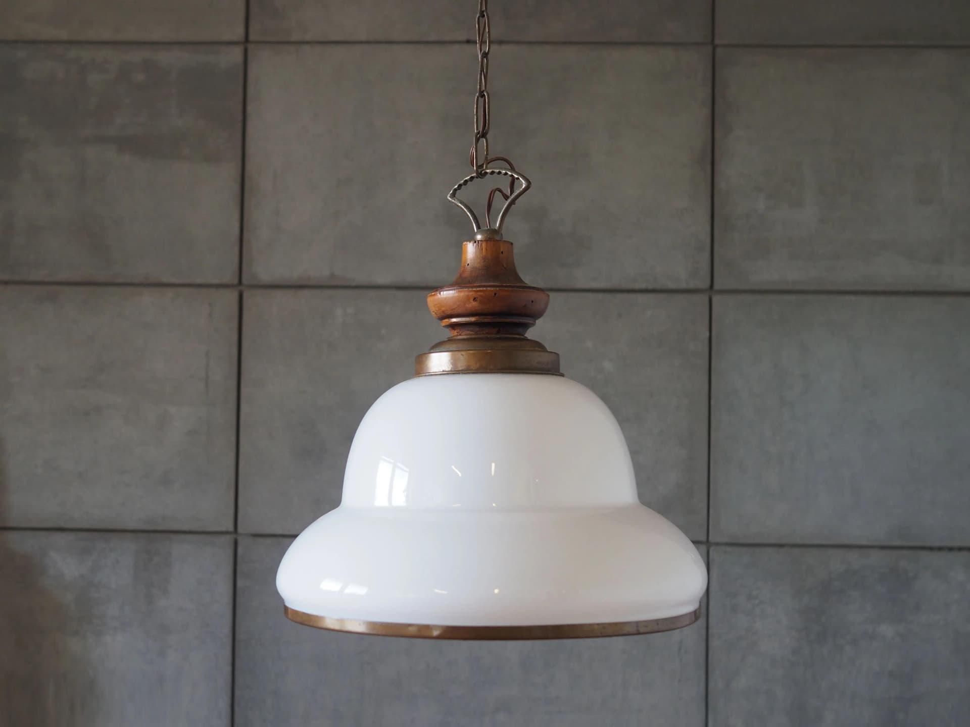 Lampa wisząca, skandynawski design, szkło białe, Skandynawia, lata 70. - 42633