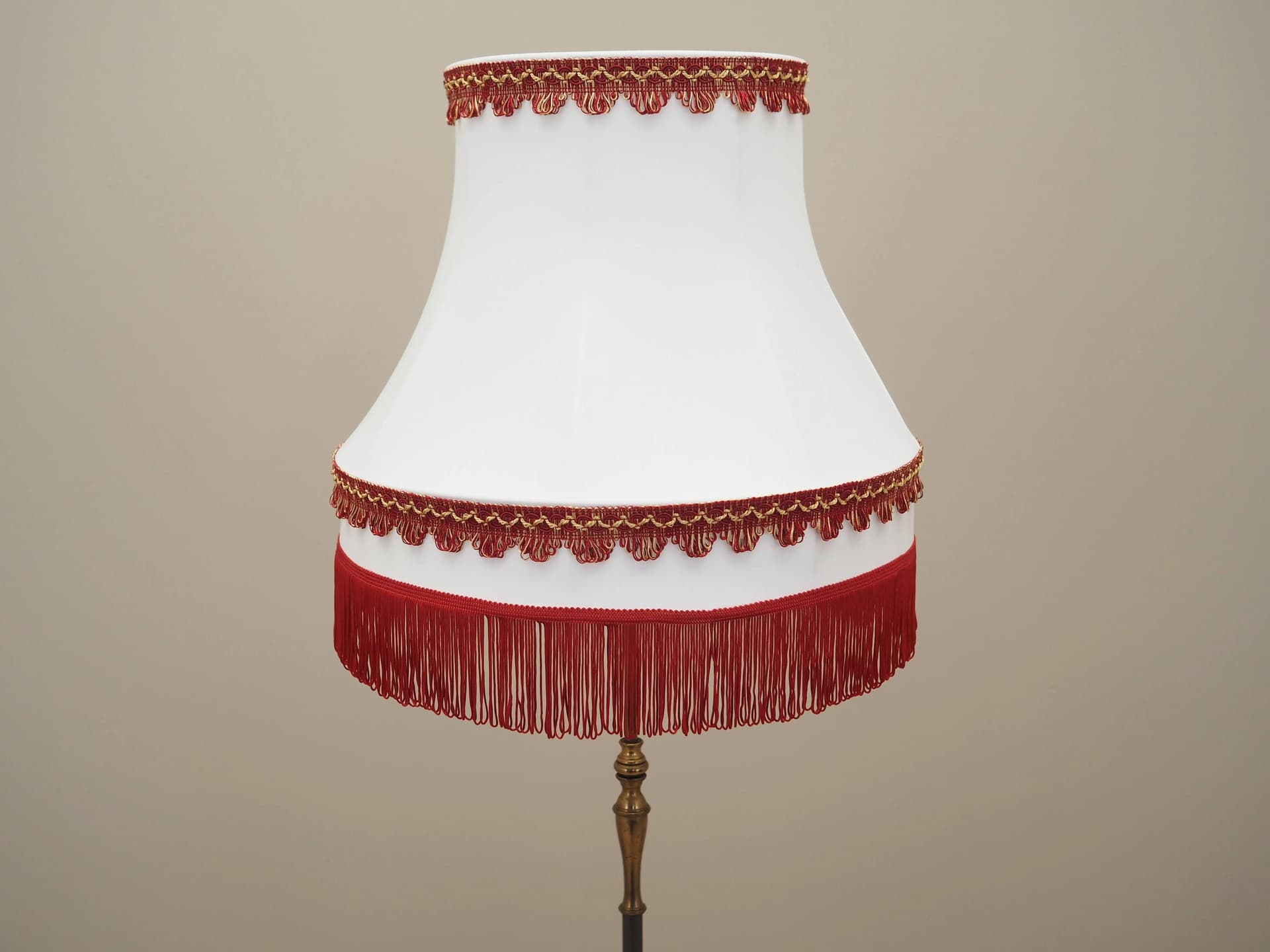 Lampa podłogowa, mosiądz złoty, tkanina biała czerwony, Dania, lata 70. - 42597