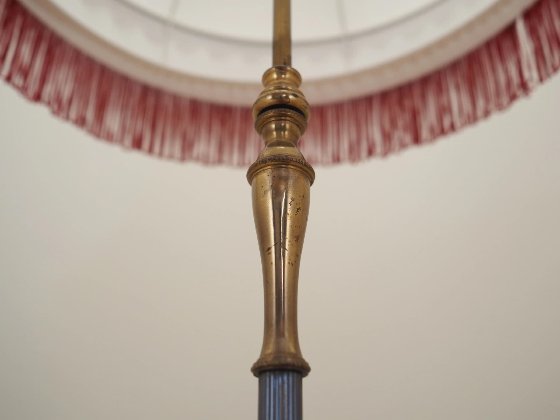 Lampa podłogowa, mosiądz złoty, tkanina biała czerwony, Dania, lata 70. - 42594