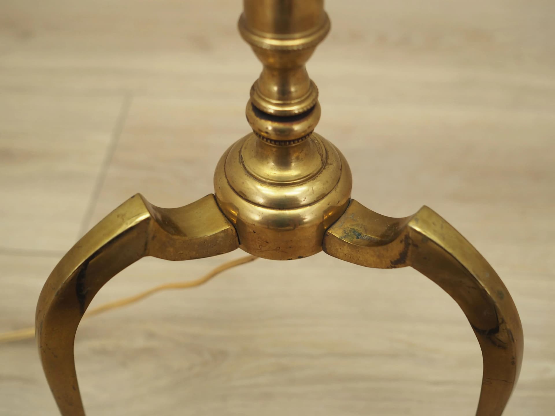 Lampa podłogowa, mosiądz złoty, tkanina biała czerwony, Dania, lata 70. - 42595