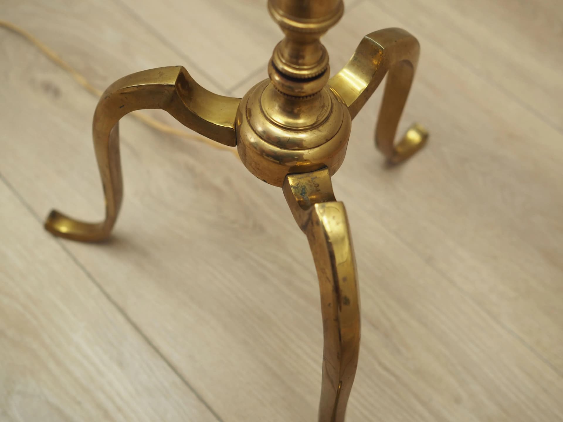 Lampa podłogowa, mosiądz złoty, tkanina biała czerwony, Dania, lata 70. - 42593