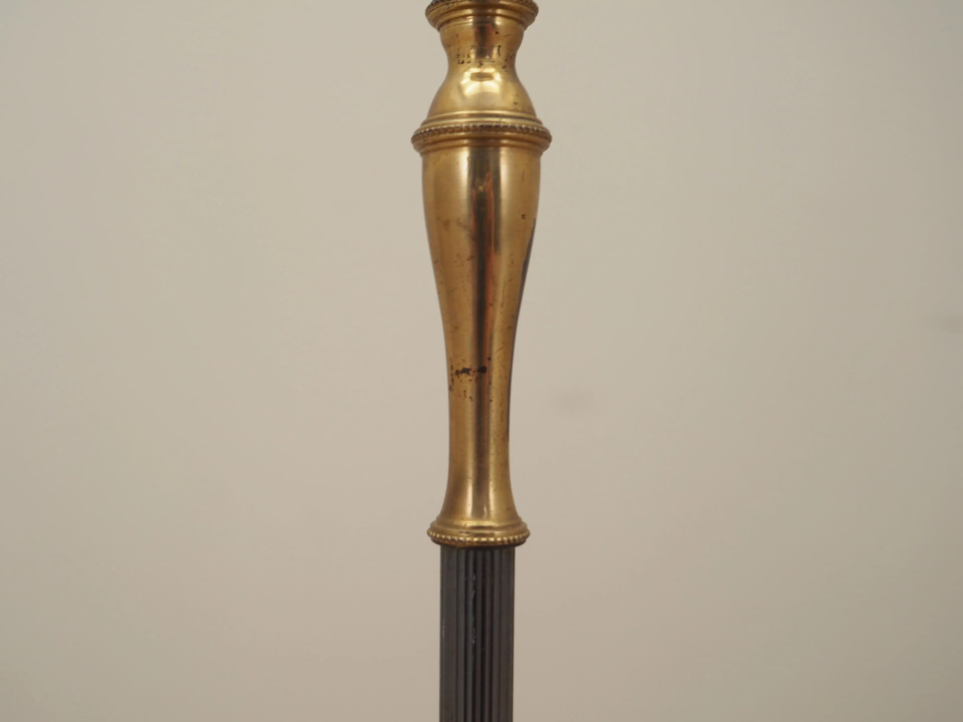 Lampa podłogowa, mosiądz złoty, tkanina biała czerwony, Dania, lata 70. - 42591