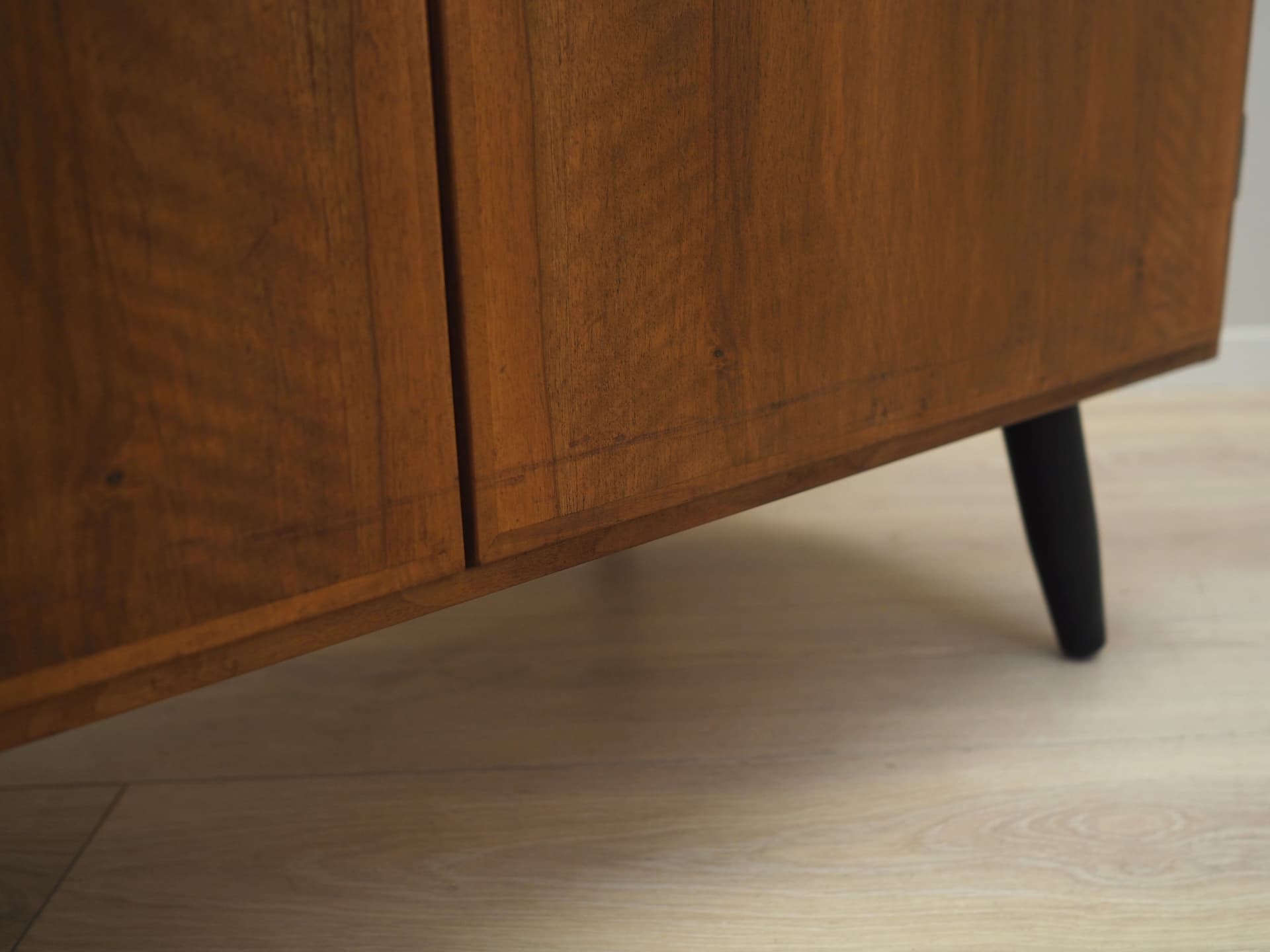 Szafka, orzech, proj. B. Mogensen, Dania, lata 60. - 51592