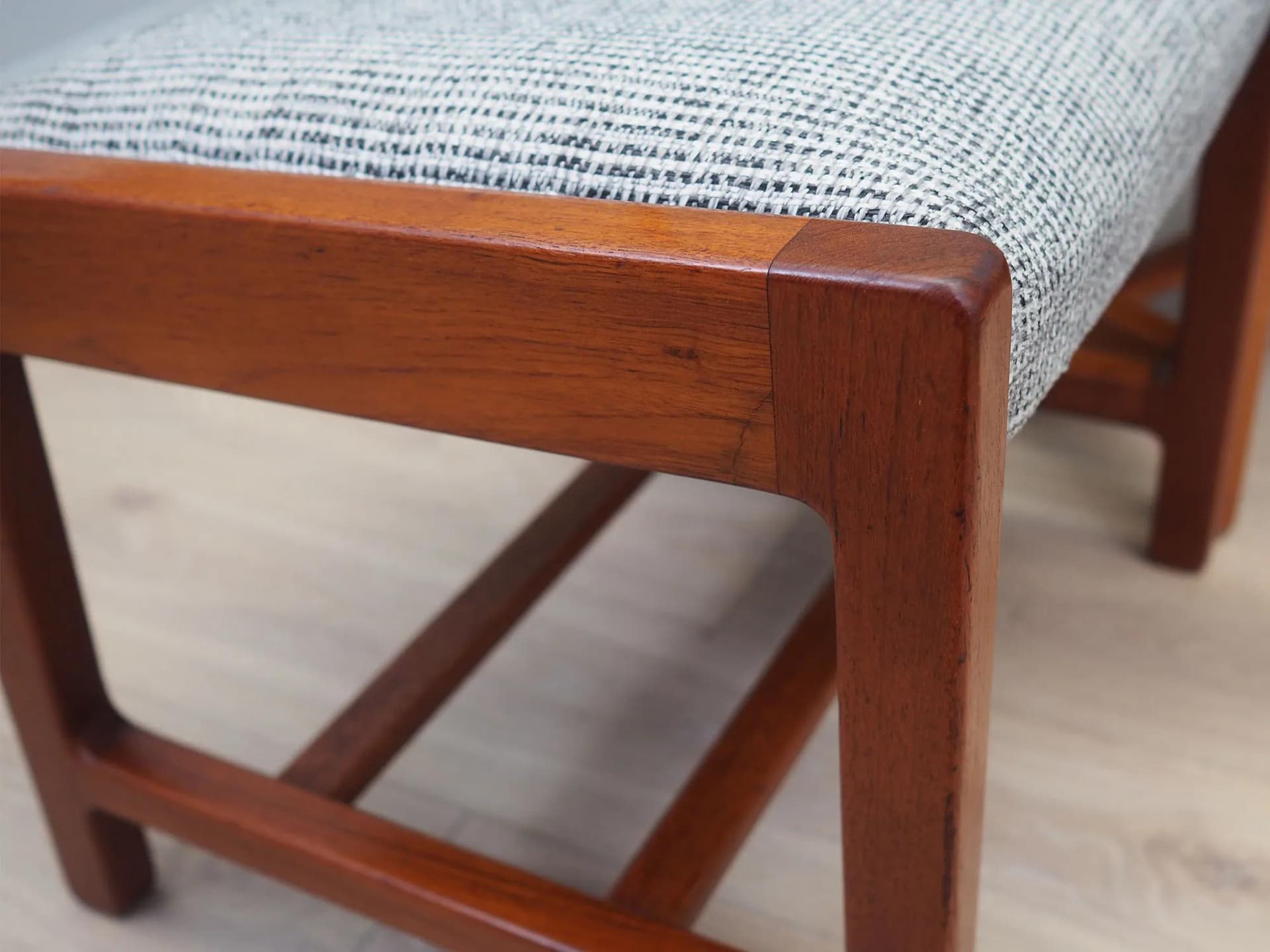 Komplet pięciu krzeseł, teak, tkanina szara, Dania, lata 70. - 43323