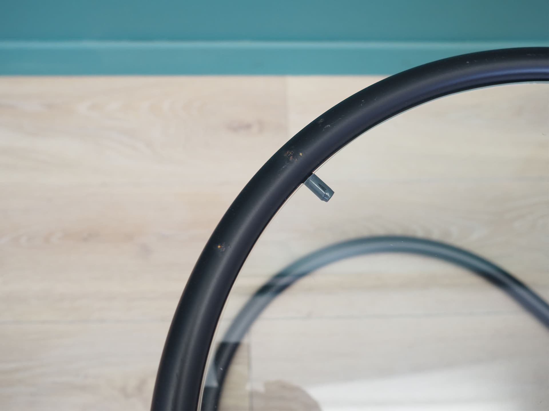 Stolik boczny, szkło, metal czarny, Dania, lata 70. - 50663