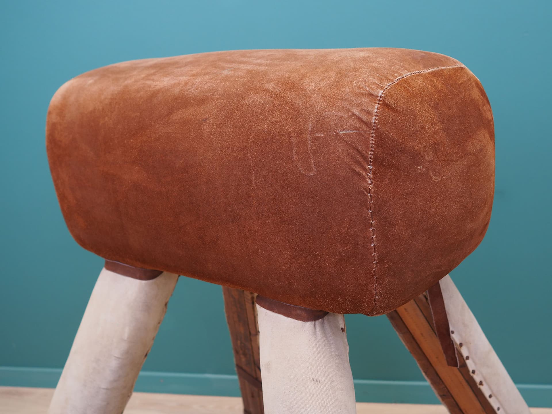 Koń gimnastyczny, skóra brązowa, drewno, Dania, lata 80. - 50504