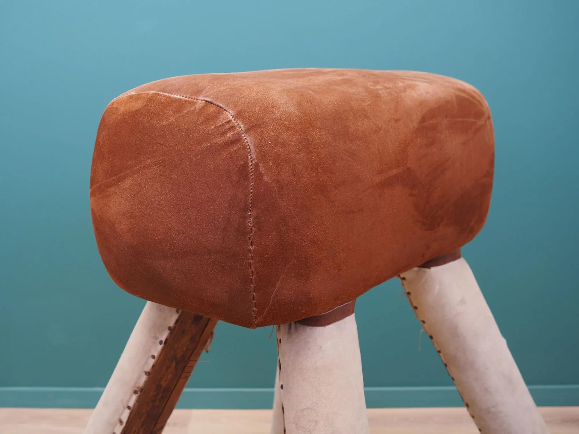 Koń gimnastyczny, skóra brązowa, drewno, Dania, lata 80. - 44369