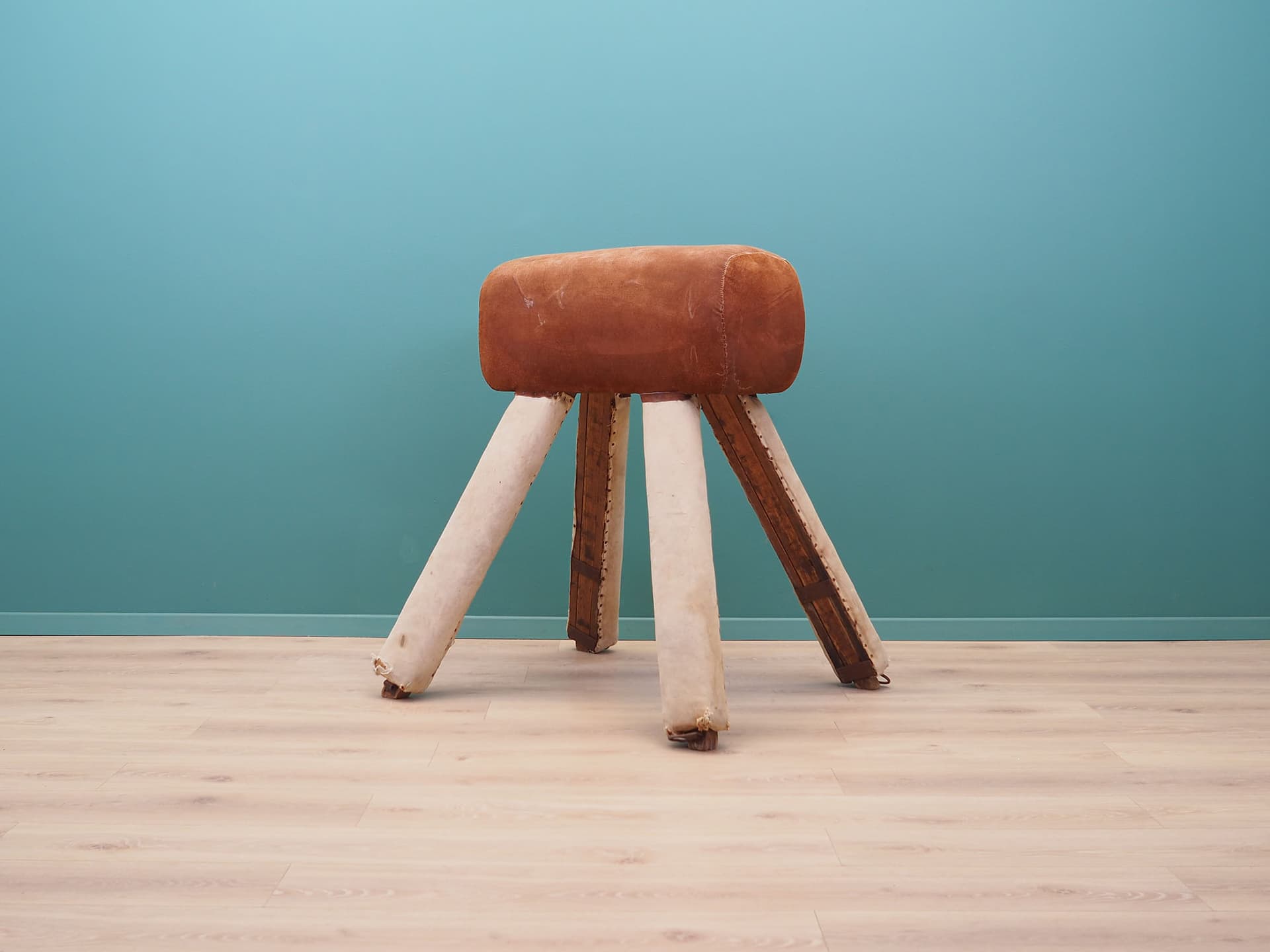 Koń gimnastyczny, skóra brązowa, drewno, Dania, lata 80. - 50505