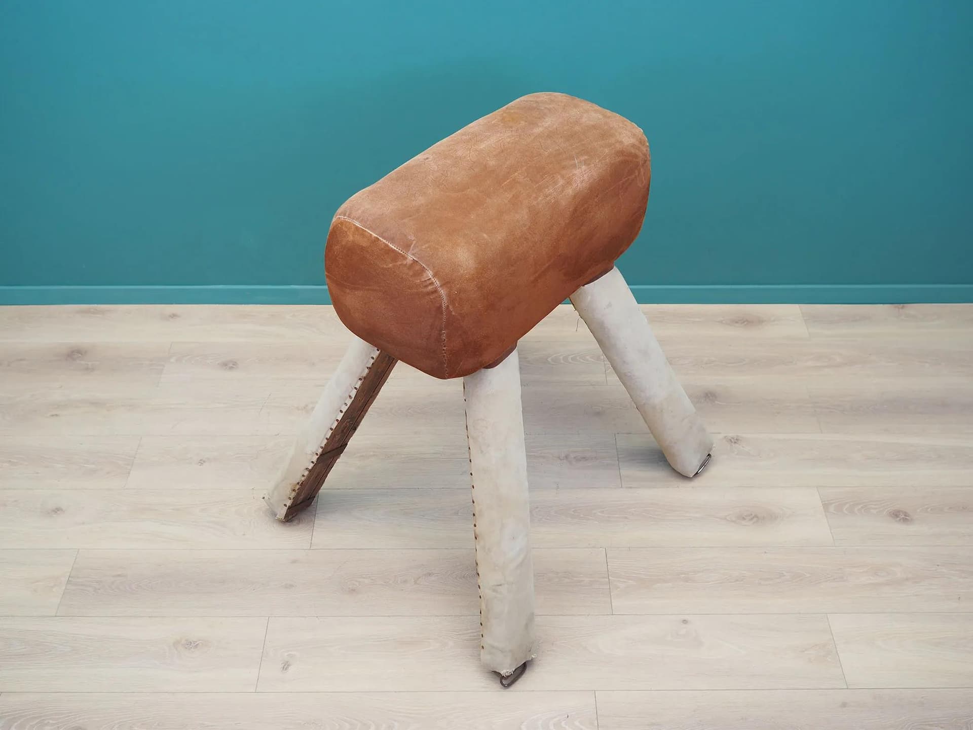 Koń gimnastyczny, skóra brązowa, drewno, Dania, lata 80. - 44368