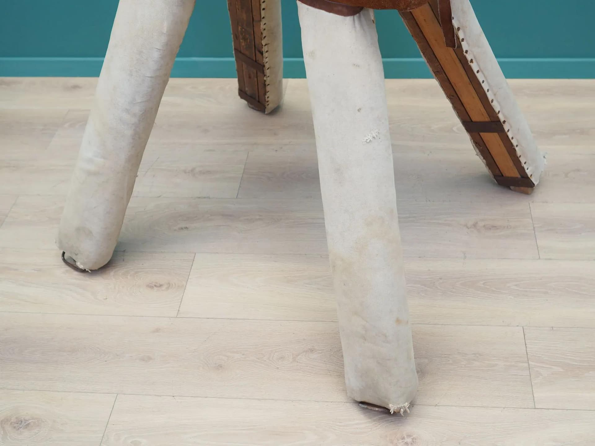 Koń gimnastyczny, skóra brązowa, drewno, Dania, lata 80. - 44370