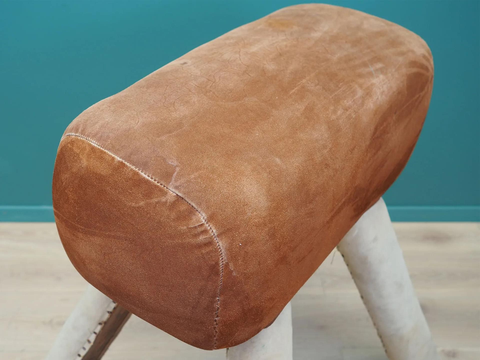 Koń gimnastyczny, skóra brązowa, drewno, Dania, lata 80. - 44371