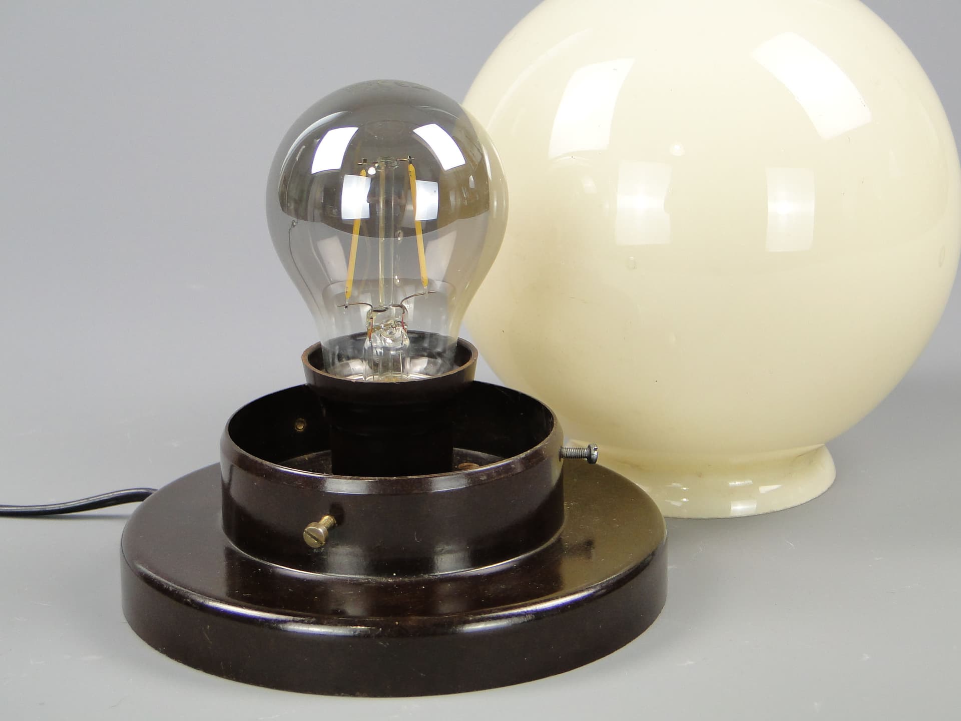 Lampa stołowa Art déco, szkło ecru, ebonit brązowy, Polska, lata 20. - 44683