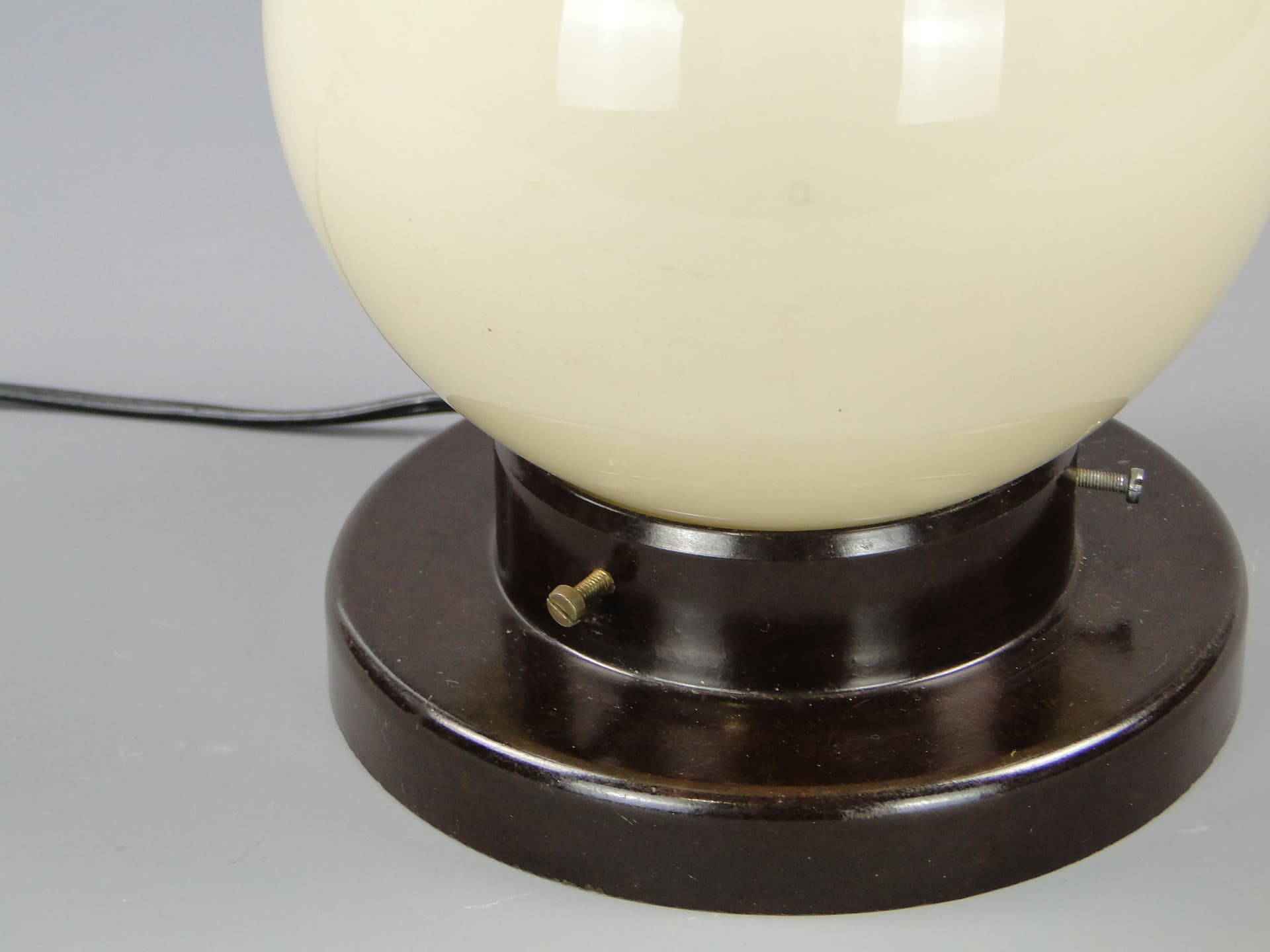 Lampa stołowa Art déco, szkło ecru, ebonit brązowy, Polska, lata 20. - 44682