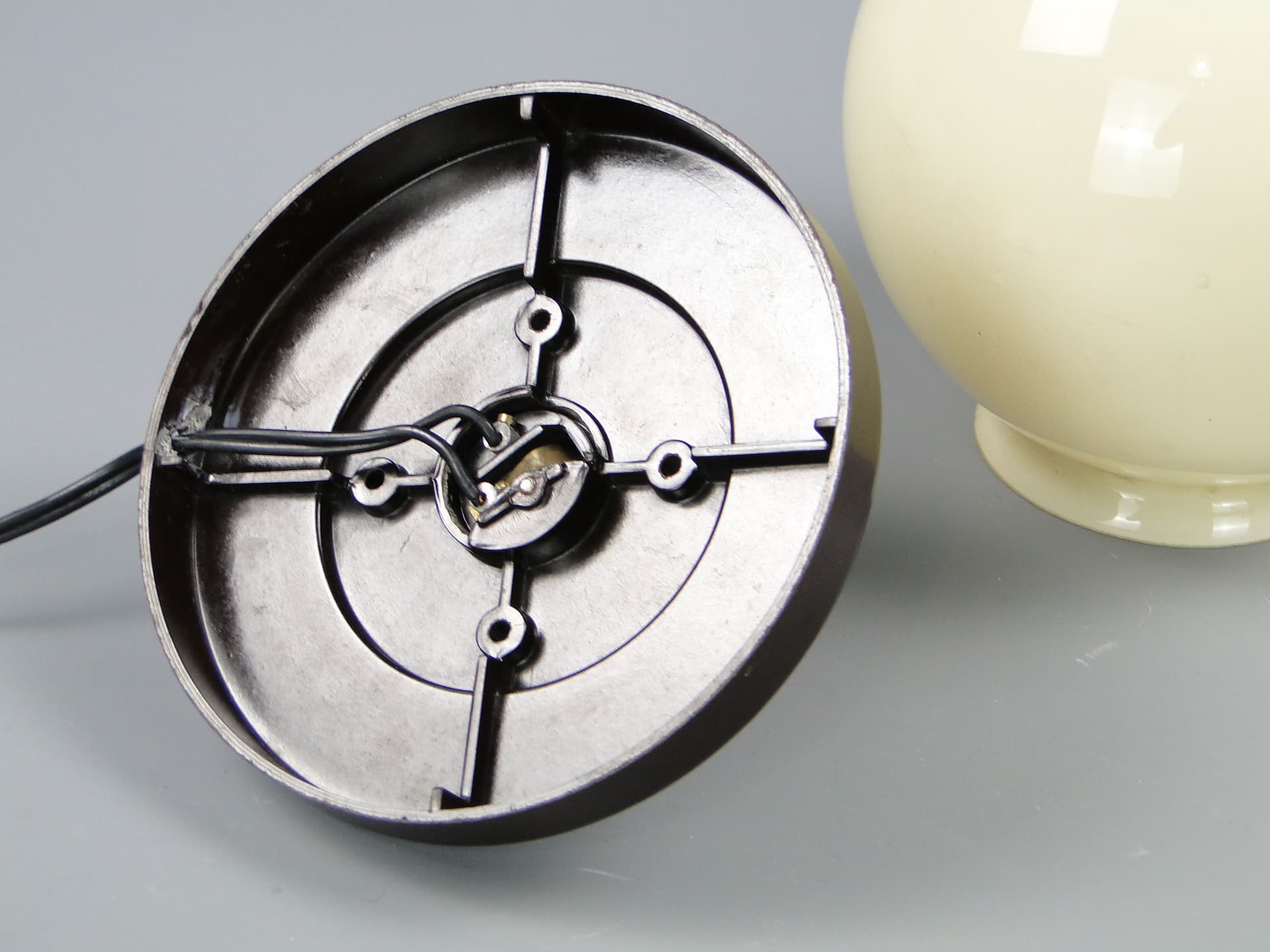 Lampa stołowa Art déco, szkło ecru, ebonit brązowy, Polska, lata 20. - 44684