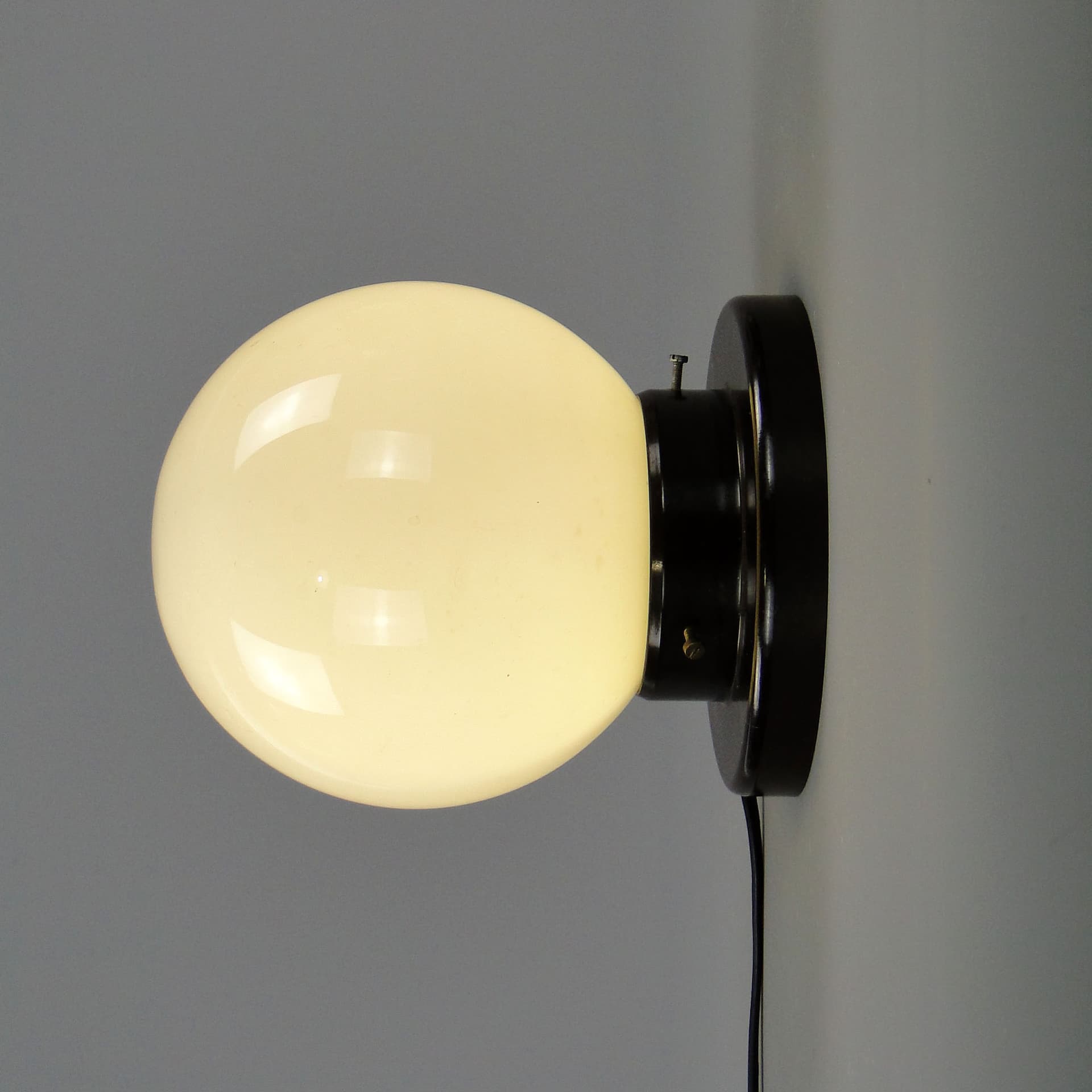 Lampa stołowa Art déco, szkło ecru, ebonit brązowy, Polska, lata 20. - 44680