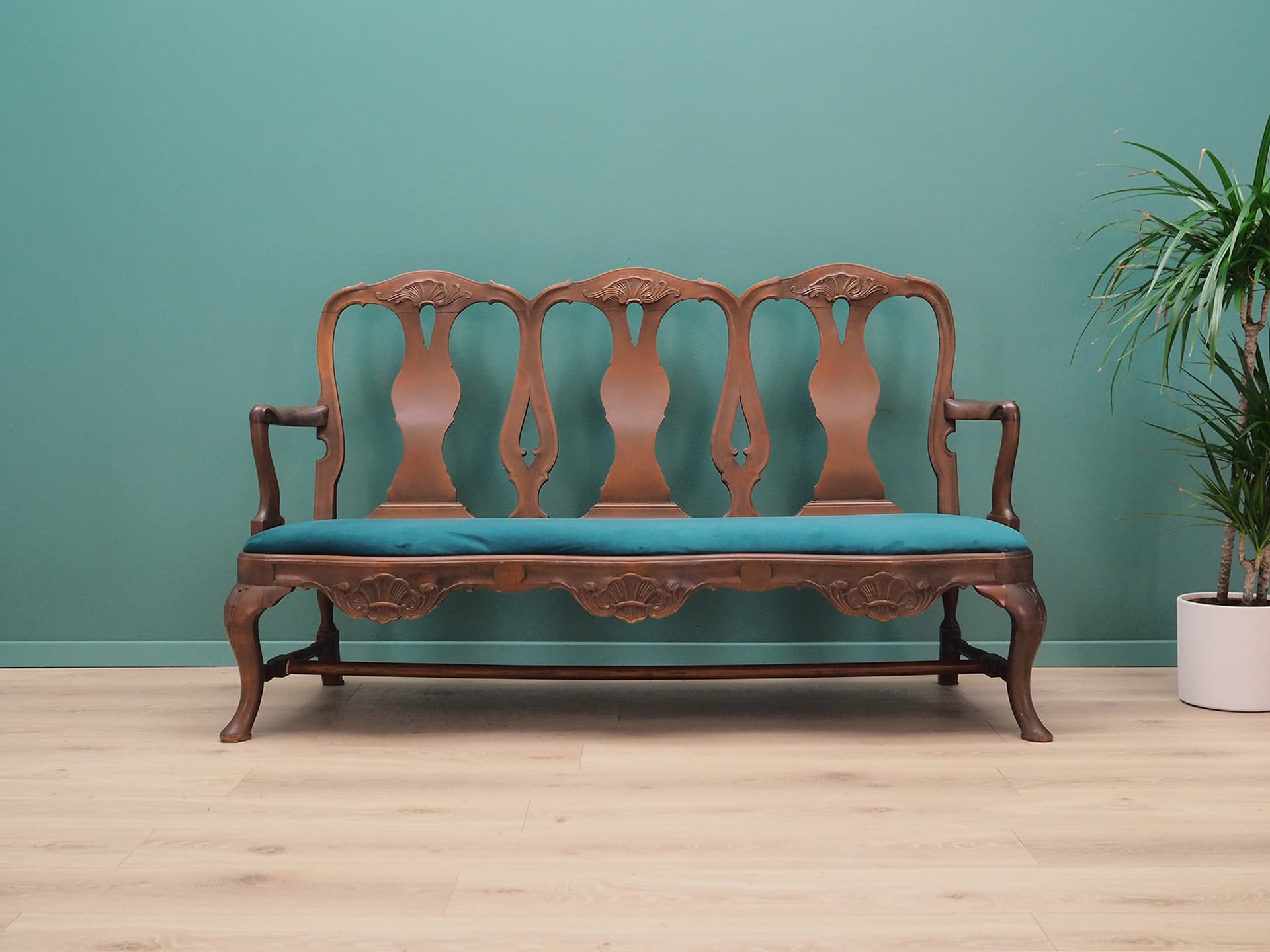 Komplet salonowy Chippendale, velvet turkus, orzech, Dania, lata 70. - 44700
