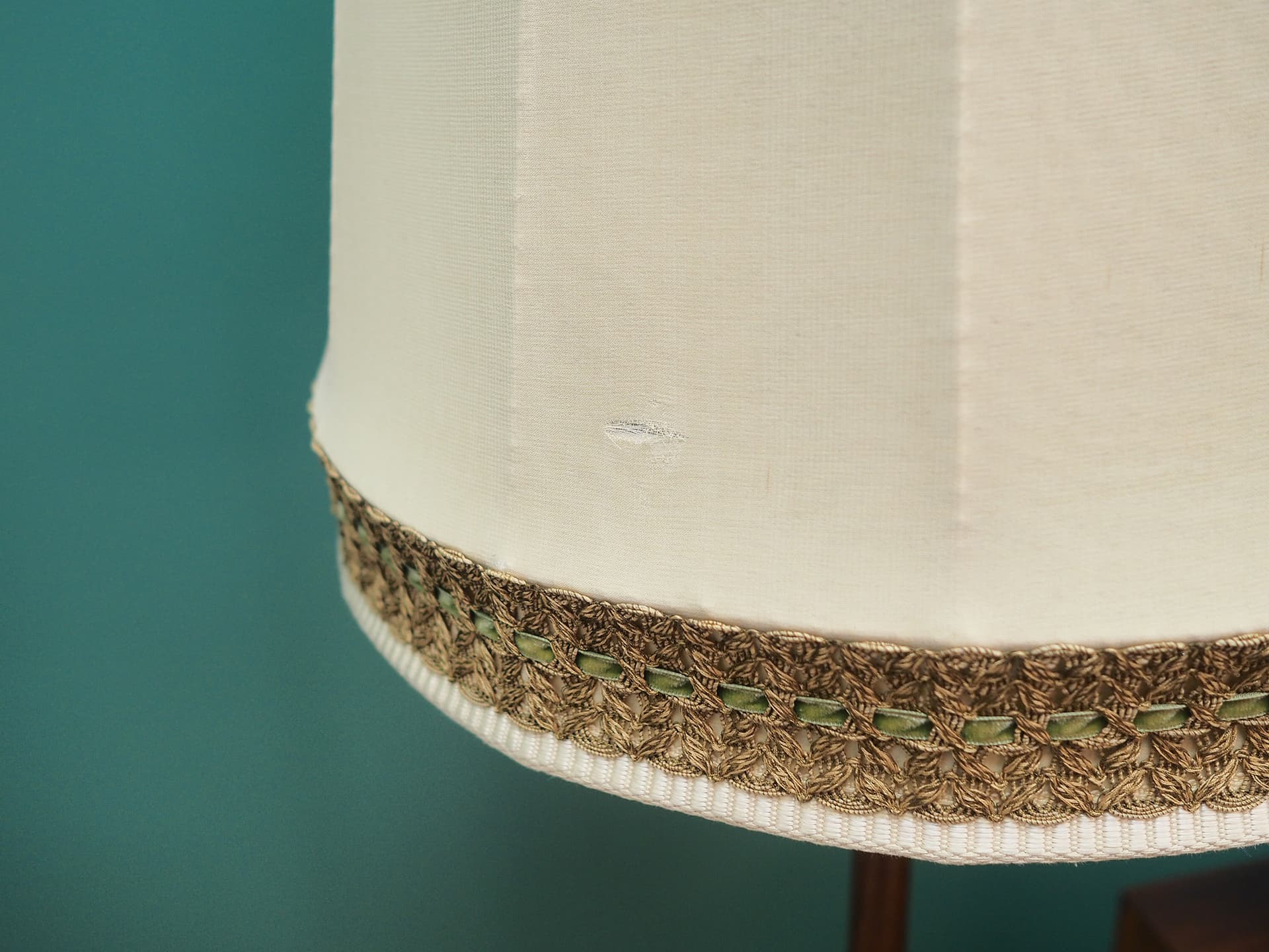 Lampa podłogowa, beżowy abażur, drewno orzech, Dania, lata 60. - 44694