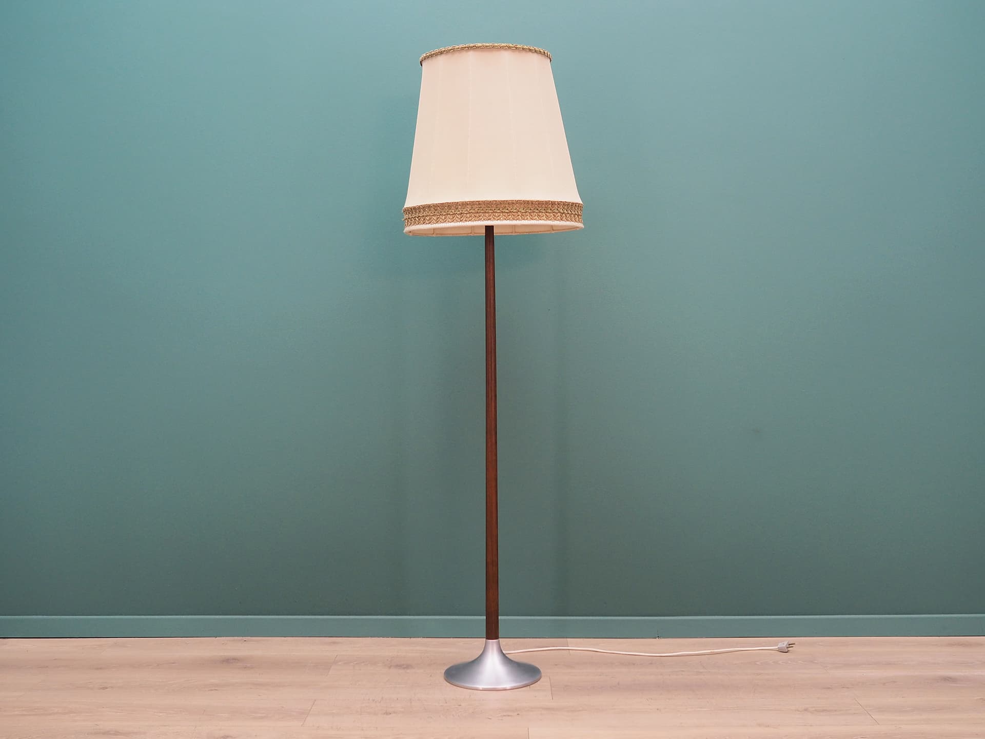 Lampa podłogowa, beżowy abażur, drewno orzech, Dania, lata 60. - 50221