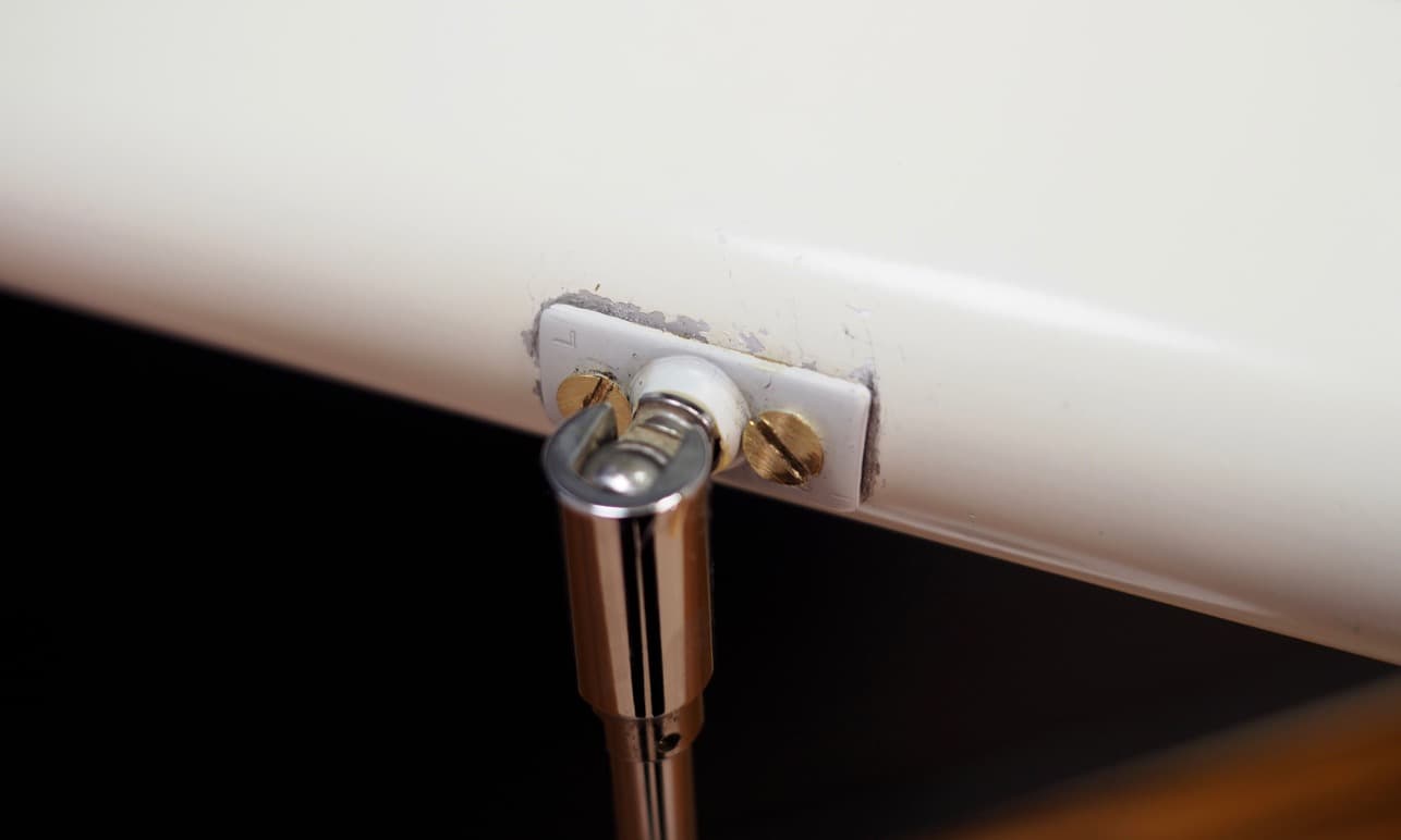 Lampka biurkowa, skandynawski design, metal biały, Dania, lata 60. - 44949