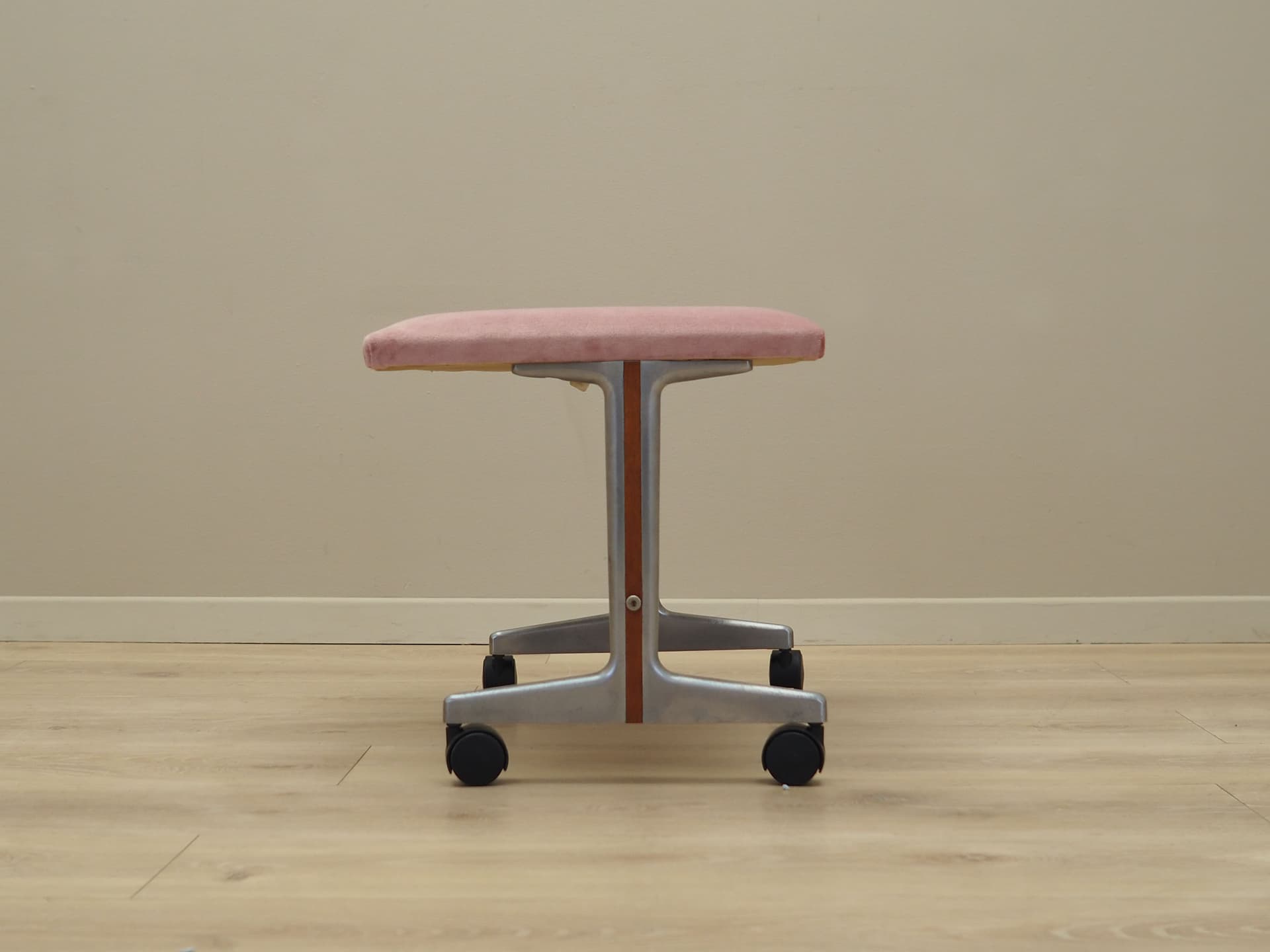 Podnóżek duński, velvet różowy, metal, drewno, Dania, lata 60. - 44878