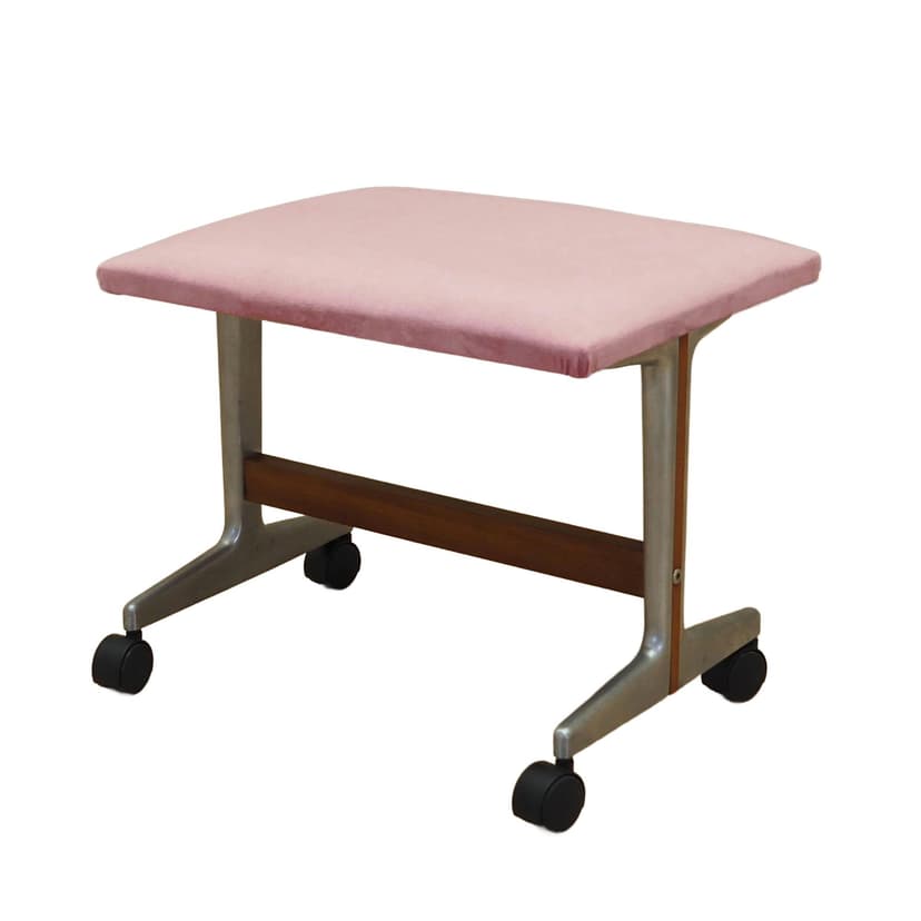 Podnóżek duński, velvet różowy, metal, drewno, Dania, lata 60.