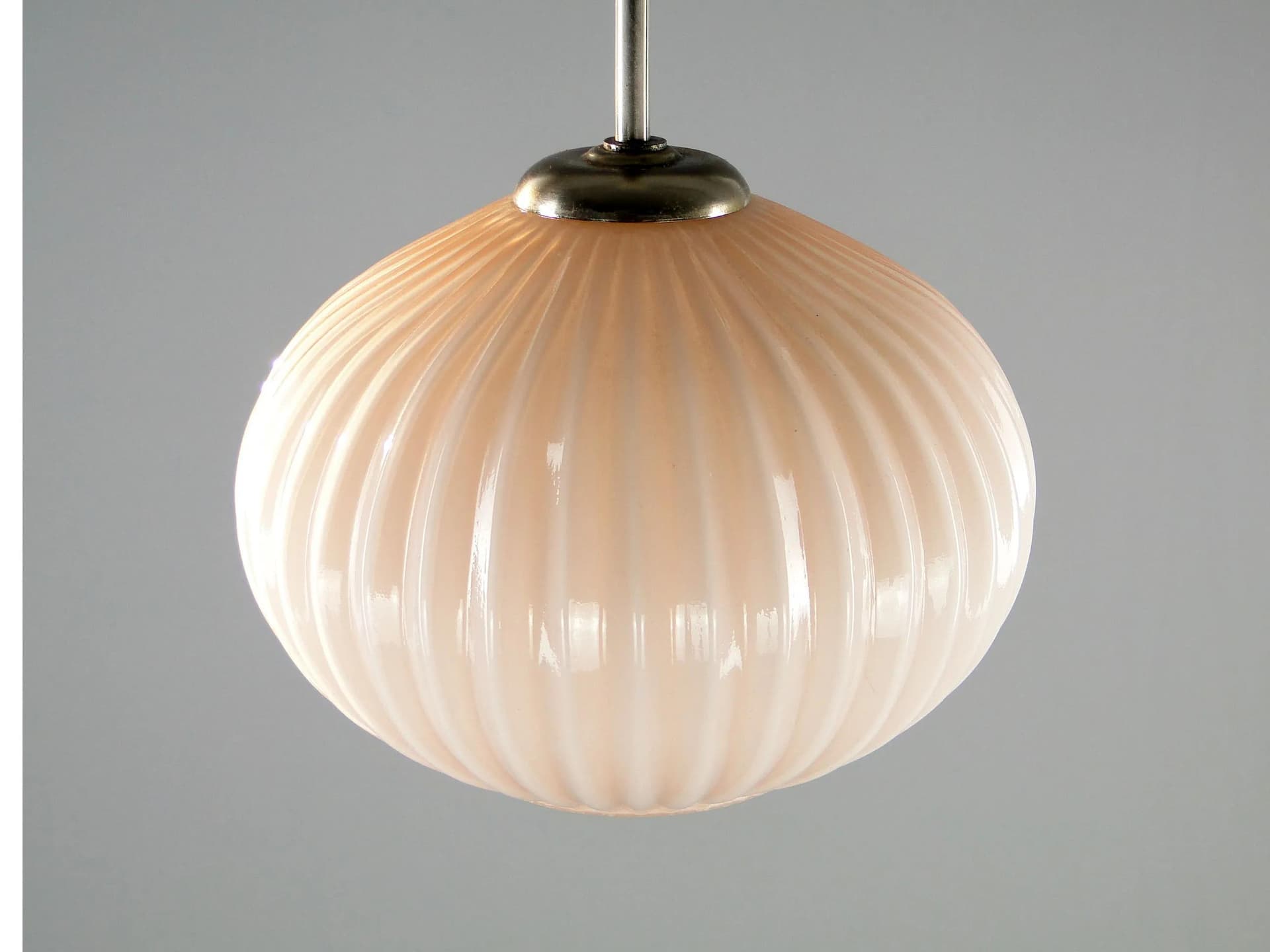 Lampa wisząca Art déco, szkło ivory white, stal chromowana, Polska, lata 20. - 45072