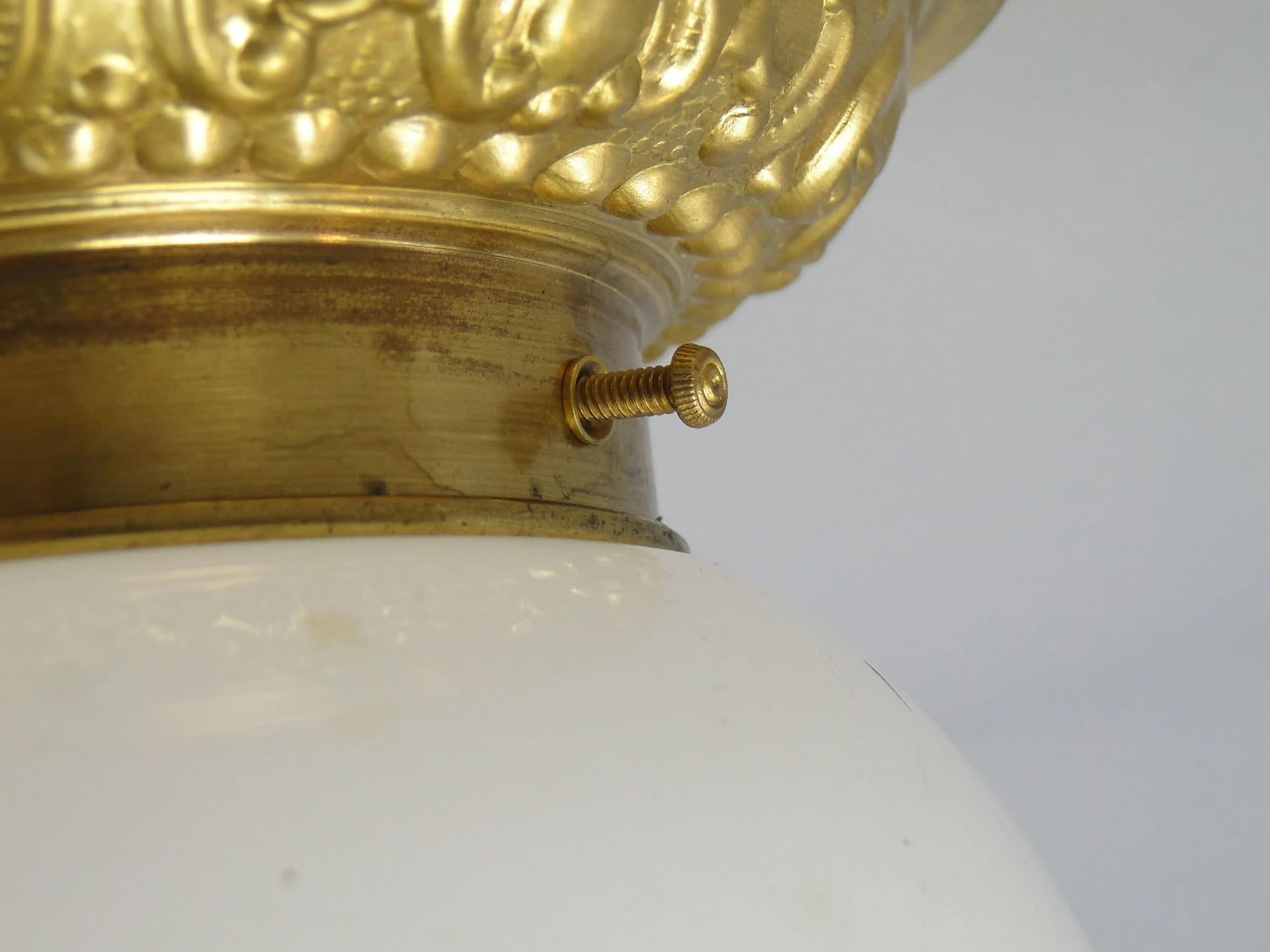 Plafon eklektyczny, szkło białe, mosiądz, Polska, lata 70. - 45354