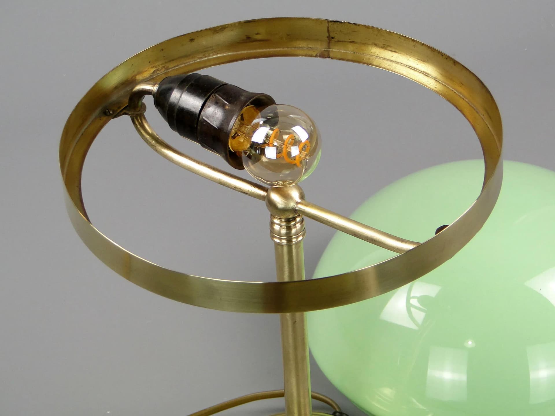 Lampa gabinetowa secesyjna, mosiądz, szkło zielone, Polska, początek XX w. - 45339