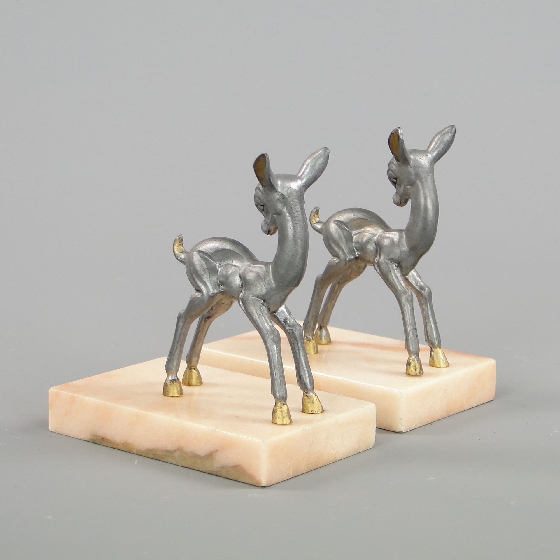 Para podpórek do książek z sarenkami, srebrny metal, marmur różowy, Francja, lata 40. - 45522