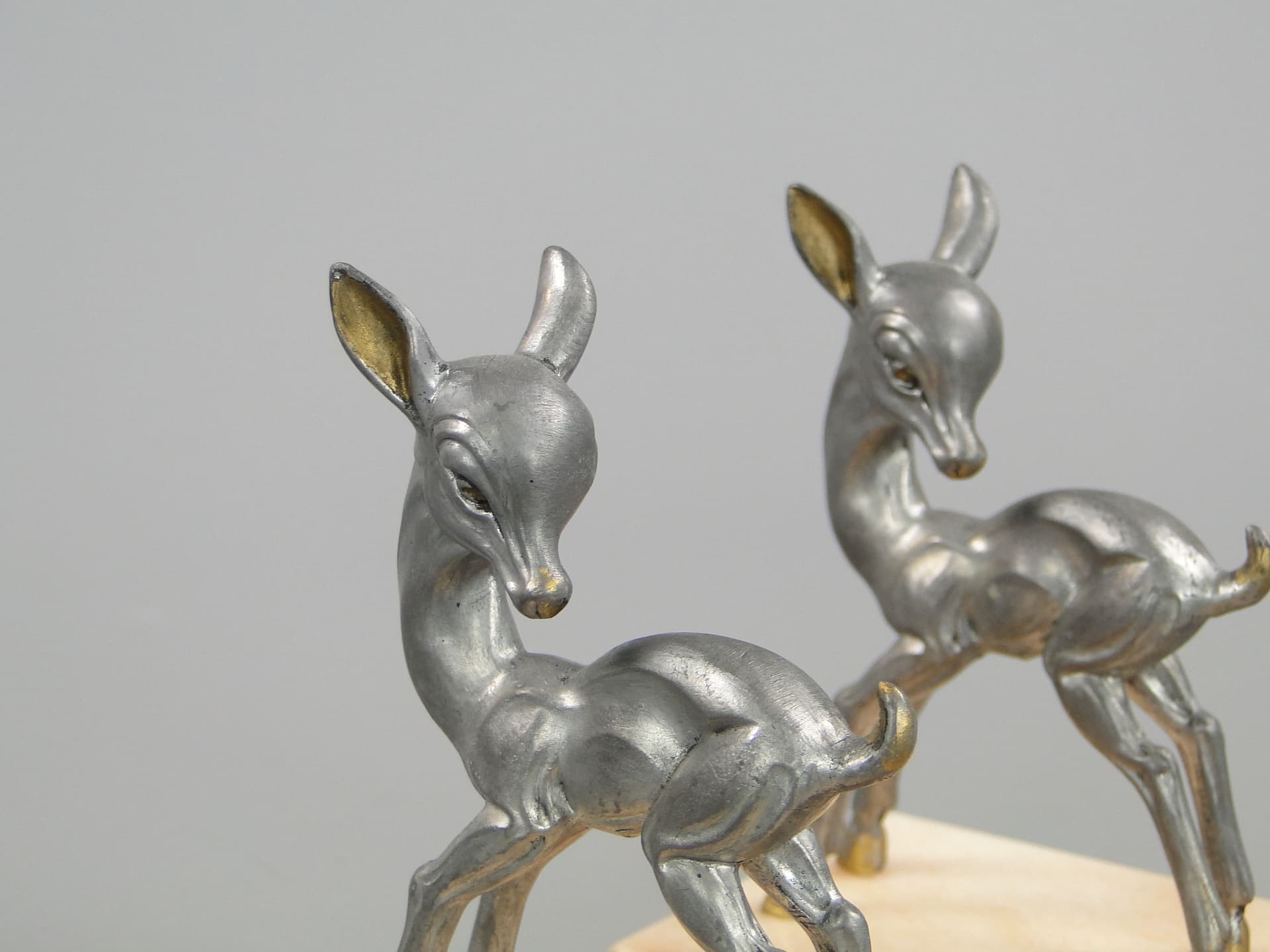 Para podpórek do książek z sarenkami, srebrny metal, marmur różowy, Francja, lata 40. - 45520