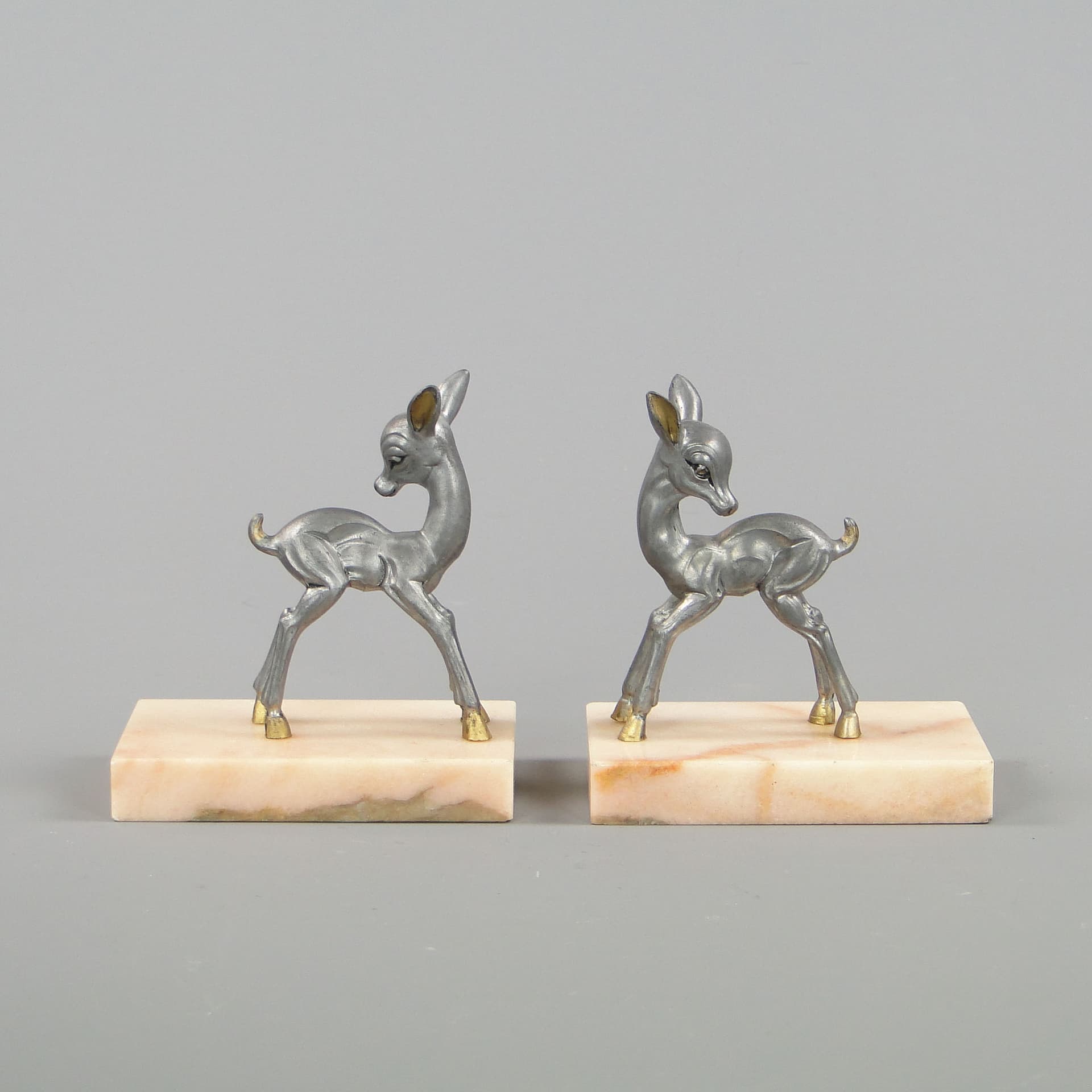 Para podpórek do książek z sarenkami, srebrny metal, marmur różowy, Francja, lata 40. - 45517