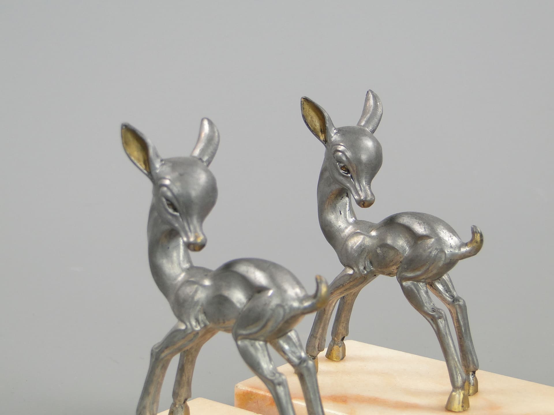 Para podpórek do książek z sarenkami, srebrny metal, marmur różowy, Francja, lata 40. - 45521