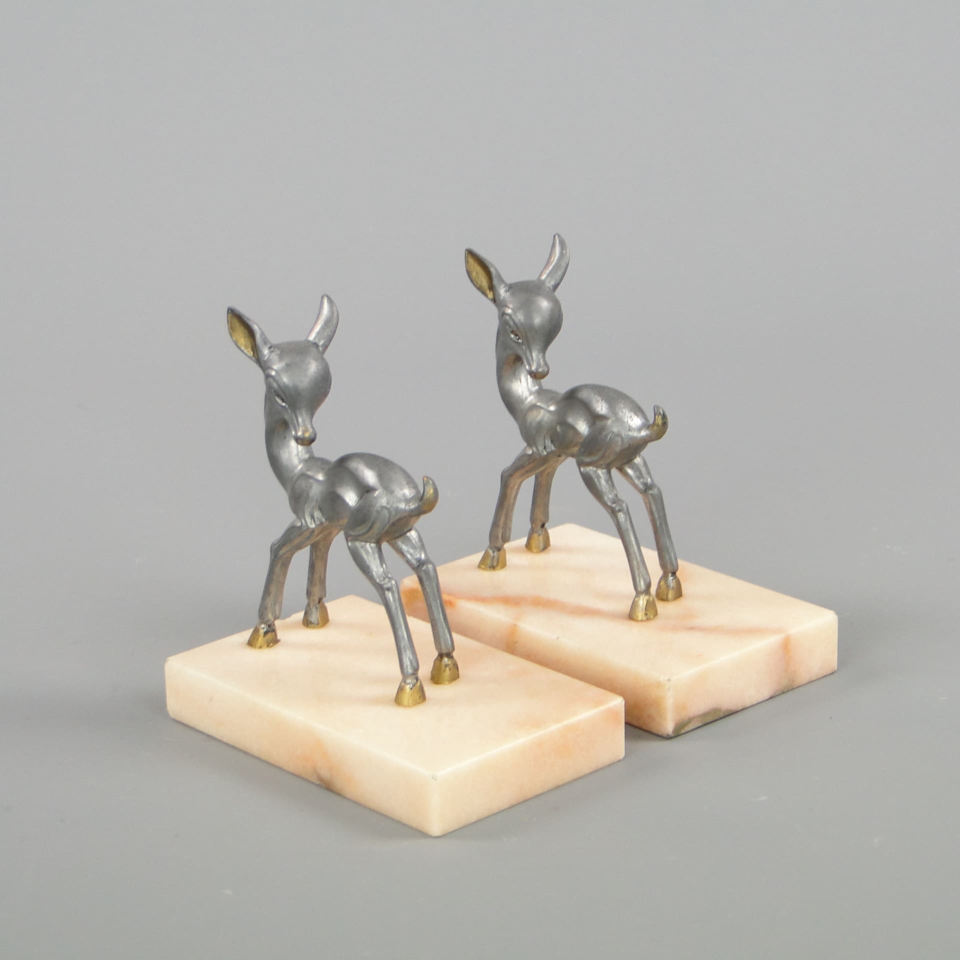 Para podpórek do książek z sarenkami, srebrny metal, marmur różowy, Francja, lata 40. - 45518