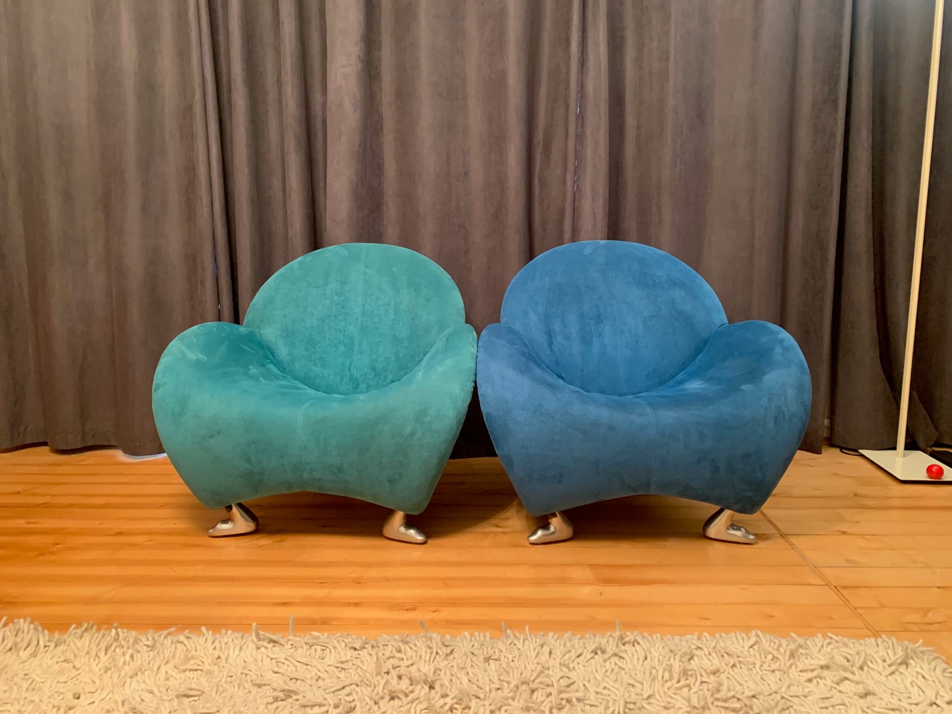 Pair of armchairs Papageno, turquoise-green and blue alcantara, polished aluminium, by J. Armgardt, Leolux, Netherlands, 1990s. - 45554