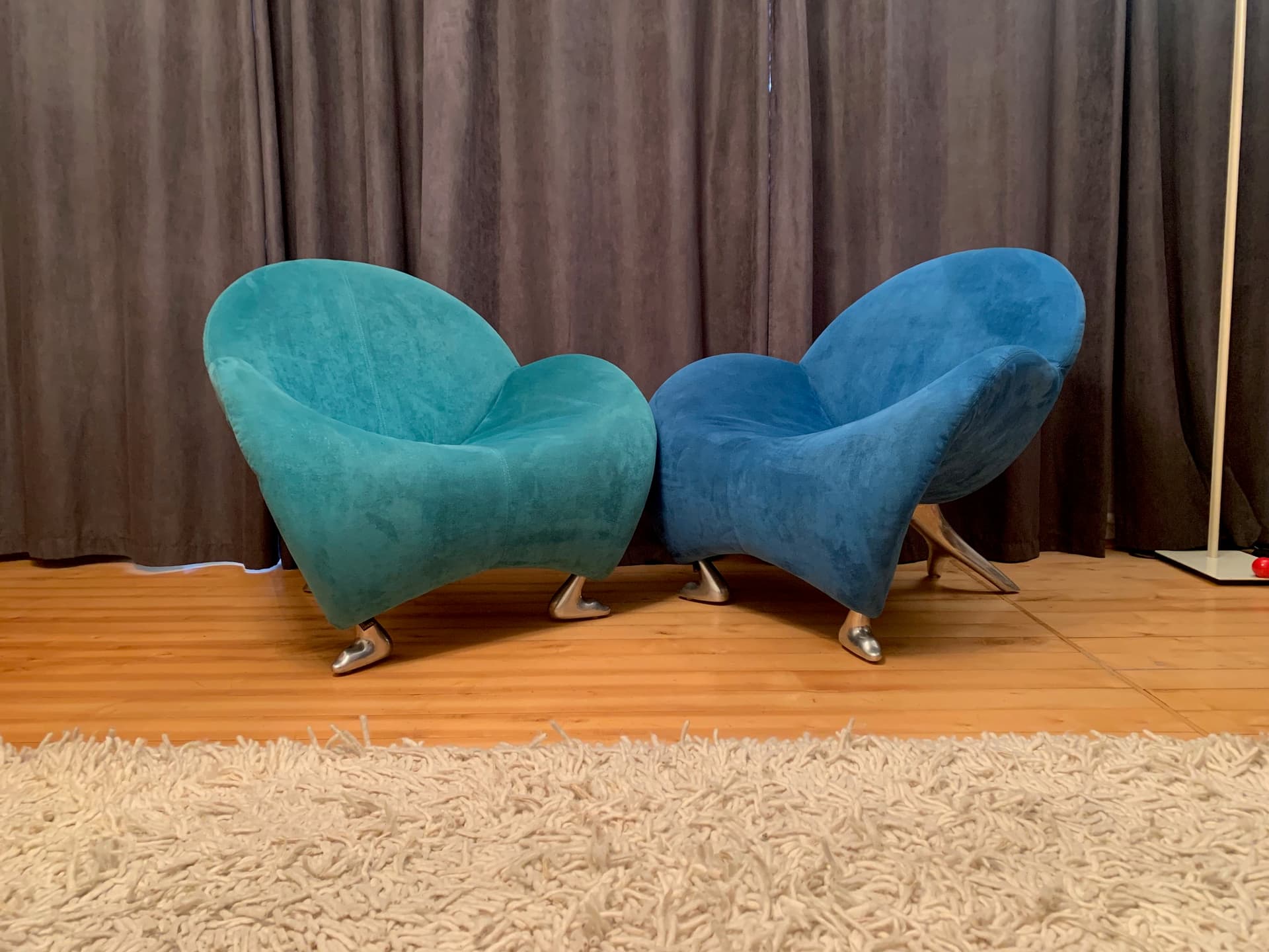 Pair of armchairs Papageno, turquoise-green and blue alcantara, polished aluminium, by J. Armgardt, Leolux, Netherlands, 1990s. - 45550
