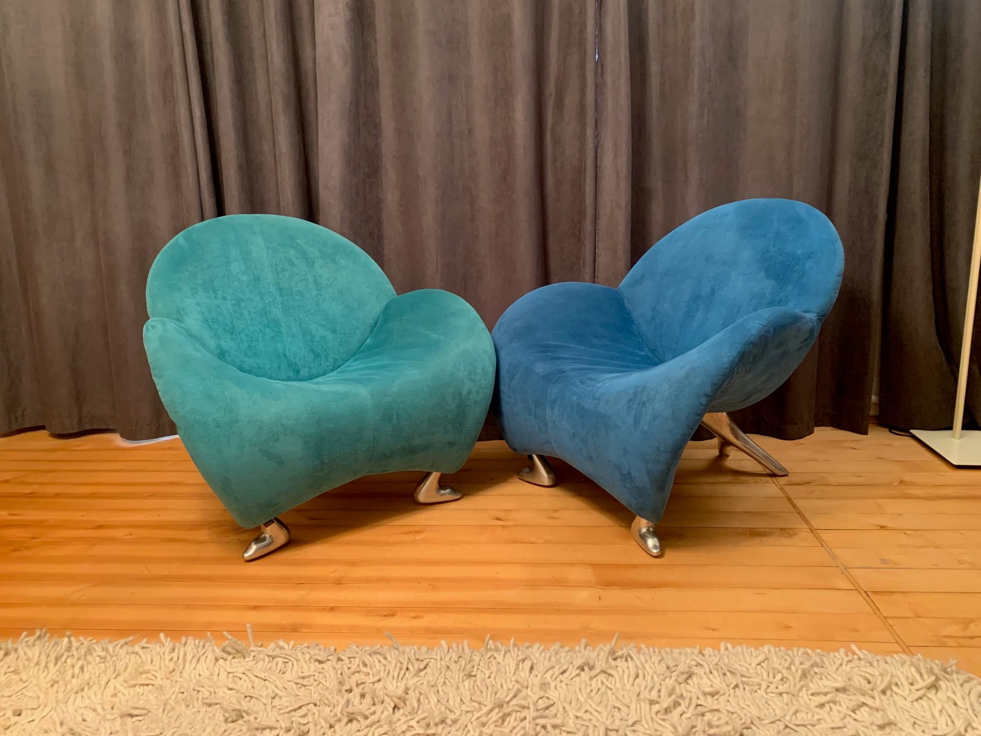 Pair of armchairs Papageno, turquoise-green and blue alcantara, polished aluminium, by J. Armgardt, Leolux, Netherlands, 1990s. - 45551
