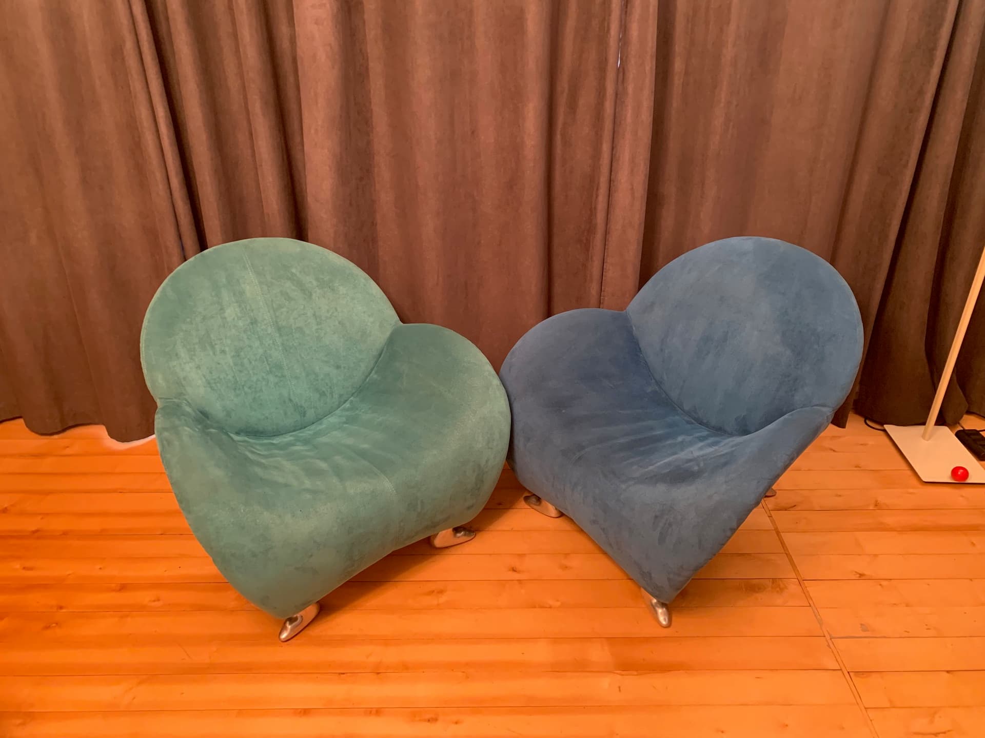 Pair of armchairs Papageno, turquoise-green and blue alcantara, polished aluminium, by J. Armgardt, Leolux, Netherlands, 1990s. - 45557