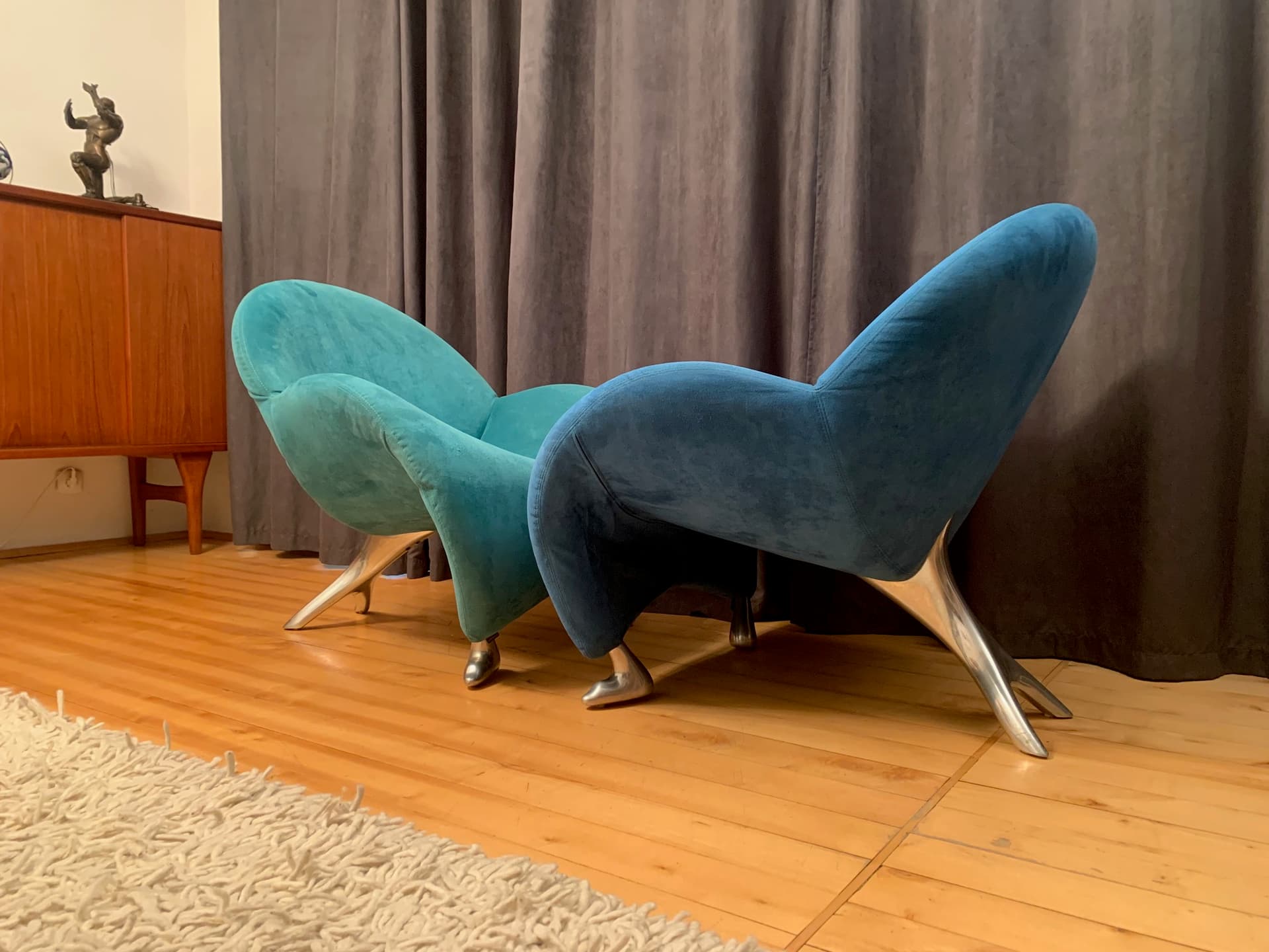 Pair of armchairs Papageno, turquoise-green and blue alcantara, polished aluminium, by J. Armgardt, Leolux, Netherlands, 1990s. - 45552