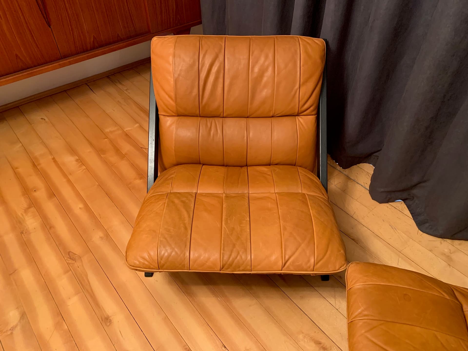 Pair of armchairs, cognac leather, dark brown wood, by U. Berger, de Sede, Switzerland, 1970s. - 45774