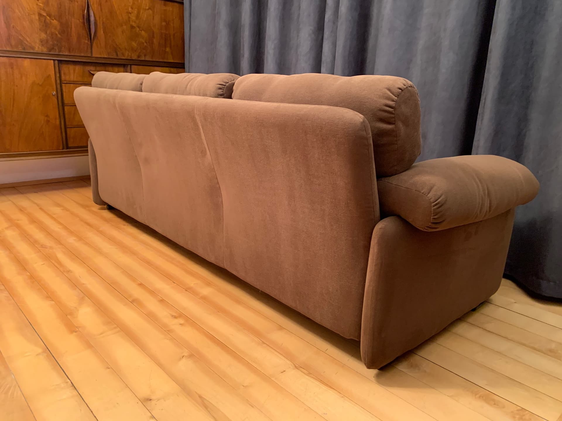 Sofa Coronado, brown velvet, by T. Scarpa, B&B Italia / C&B Italia, Italy, 1960s. - 45800