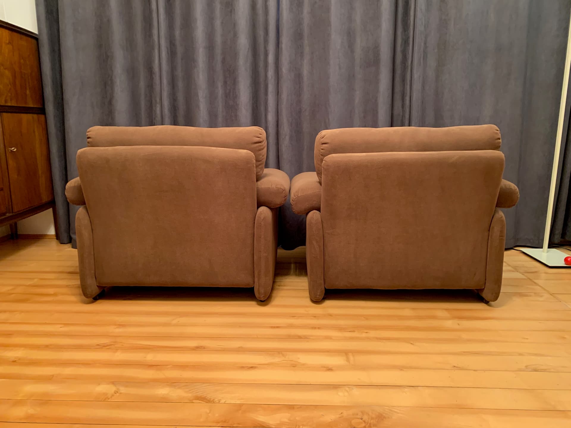 Pair of armchairs Coronado, light brown velvet, by T. Scarpa, C&B Italia, Italy, 1960s. - 45805