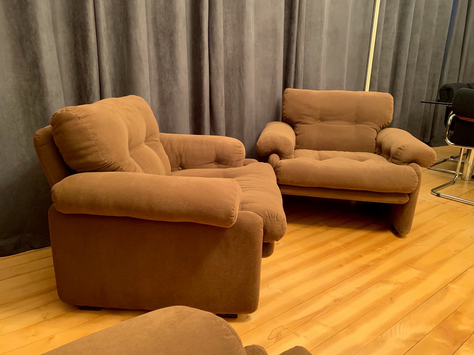 Pair of armchairs Coronado, light brown velvet, by T. Scarpa, C&B Italia, Italy, 1960s. - 45804