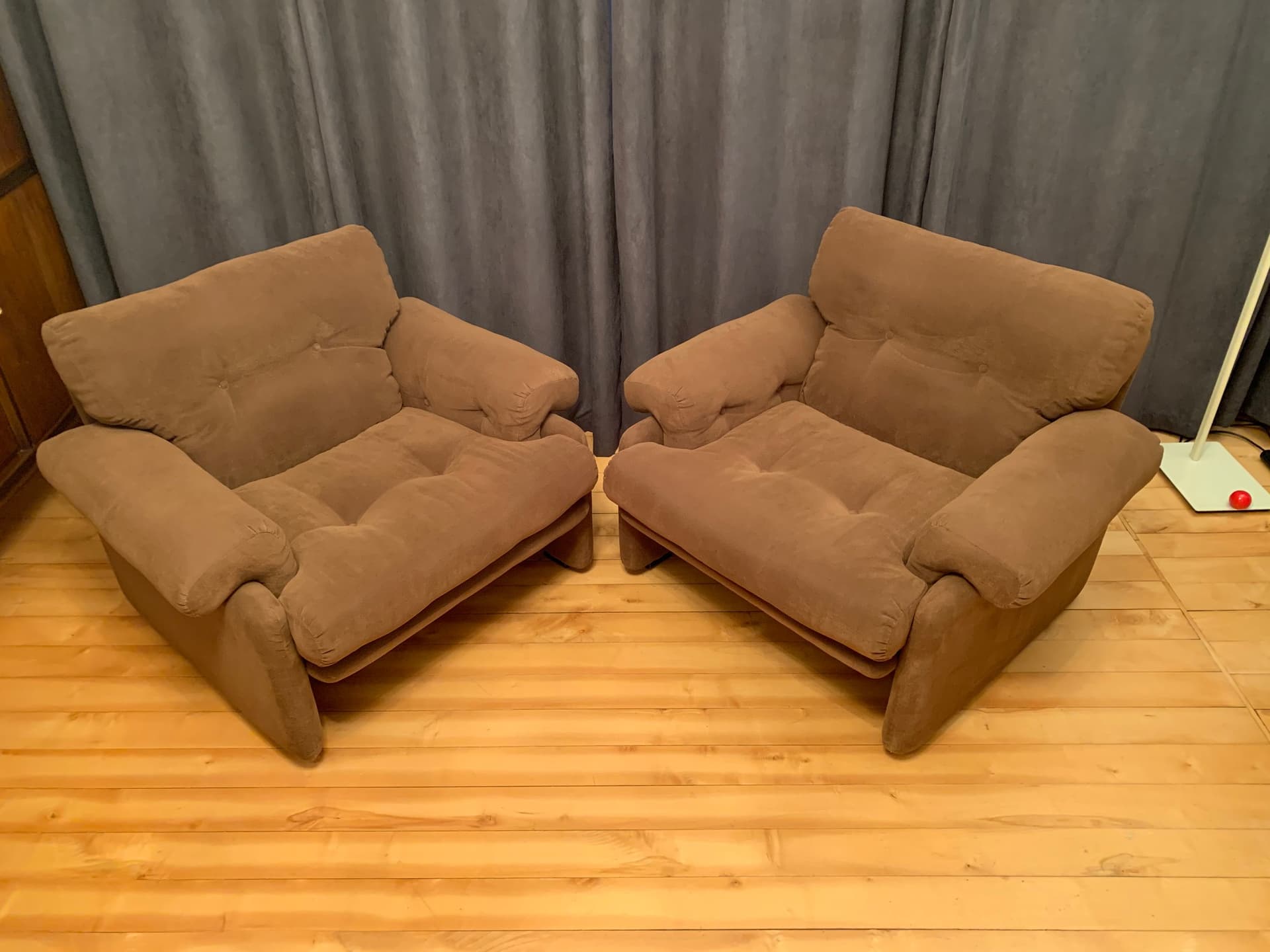 Pair of armchairs Coronado, light brown velvet, by T. Scarpa, C&B Italia, Italy, 1960s. - 45806