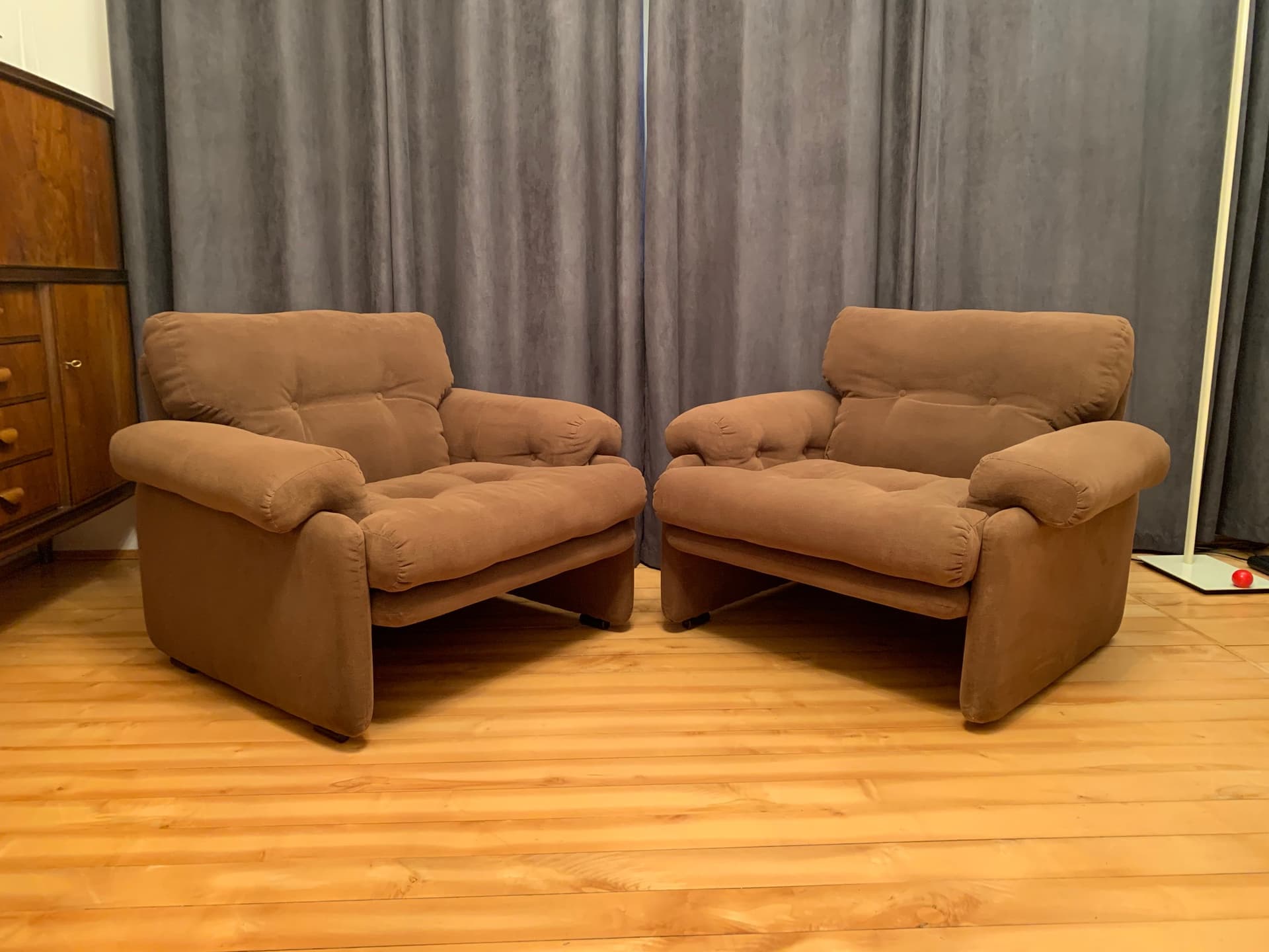 Pair of armchairs Coronado, light brown velvet, by T. Scarpa, C&B Italia, Italy, 1960s. - 45803