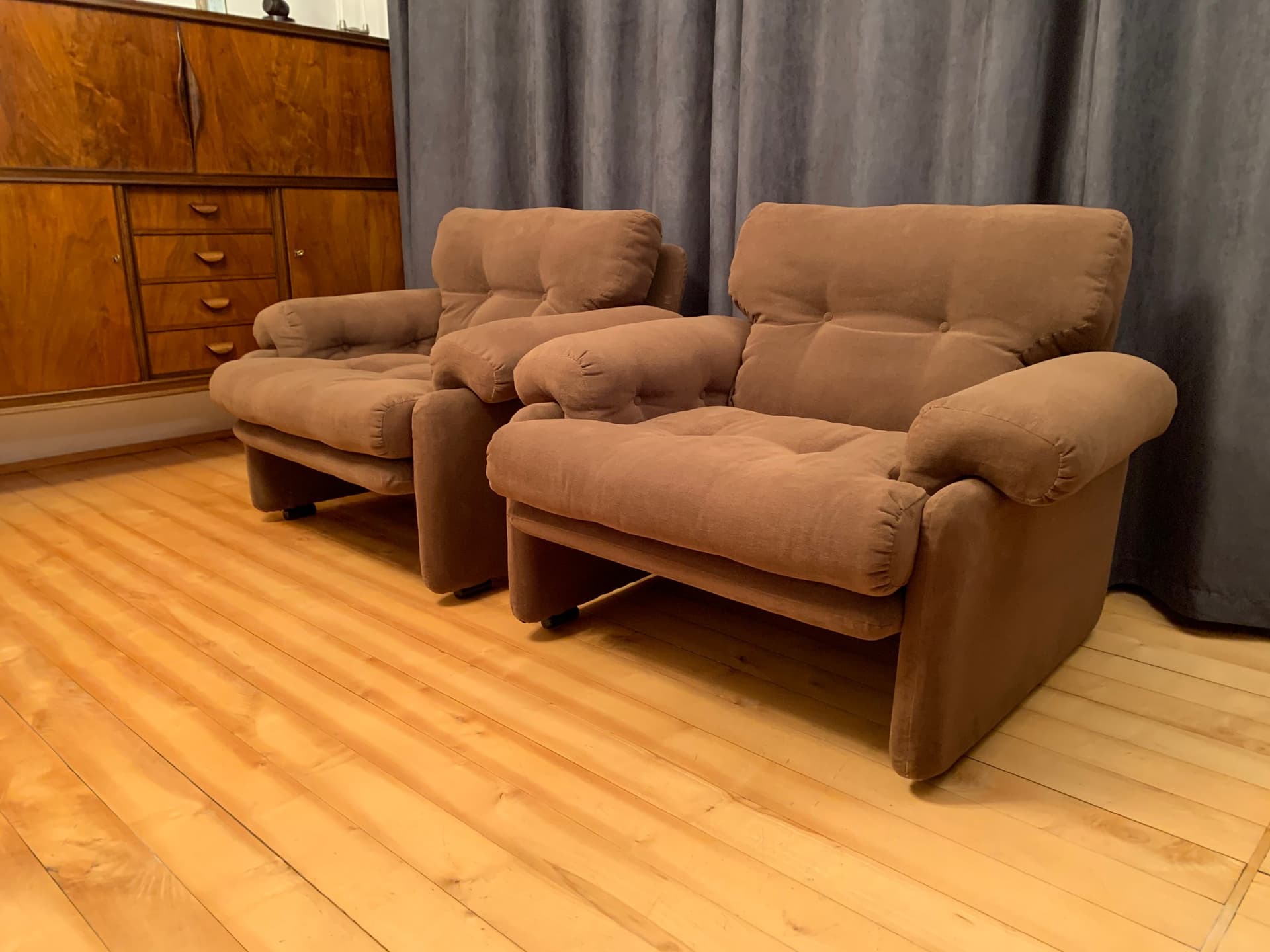 Pair of armchairs Coronado, light brown velvet, by T. Scarpa, C&B Italia, Italy, 1960s. - 45808