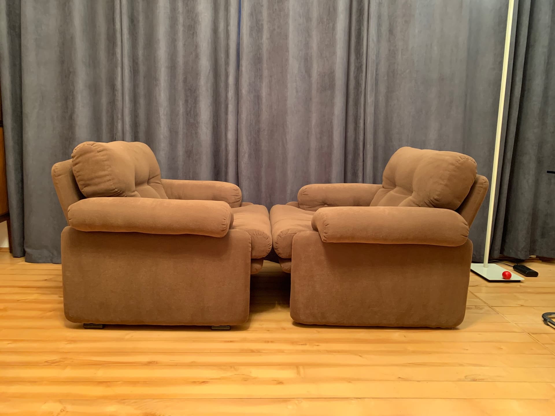 Pair of armchairs Coronado, light brown velvet, by T. Scarpa, C&B Italia, Italy, 1960s. - 45807