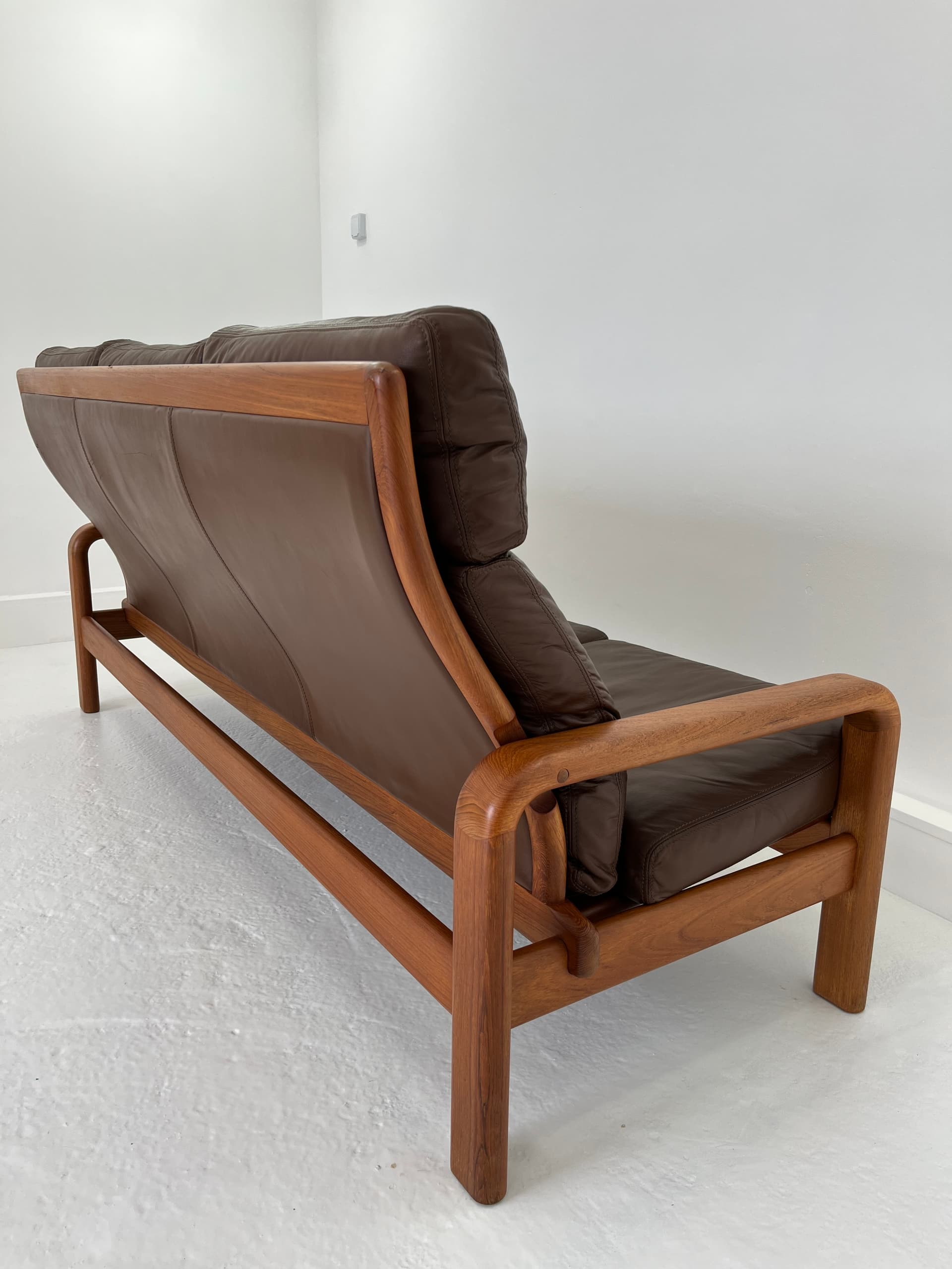 Sofa, skóra brązowa, teak, proj. H. Olsen, Dania, lata 70. - 45971