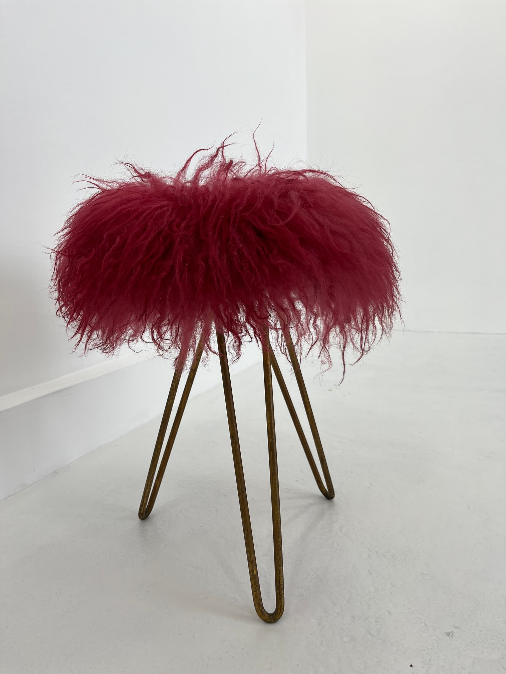 Stołek modernistyczny, wełna czerwona, metal, lata 50. - 45973